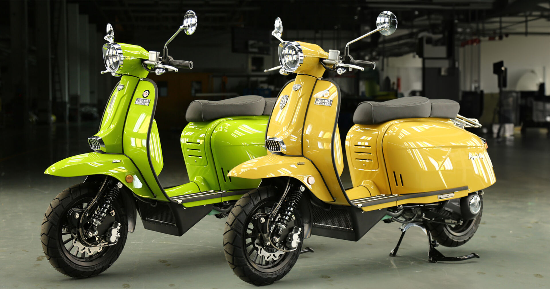 Zwei Motoroller der Marke Royal Alloy | Credit: Auto Auer