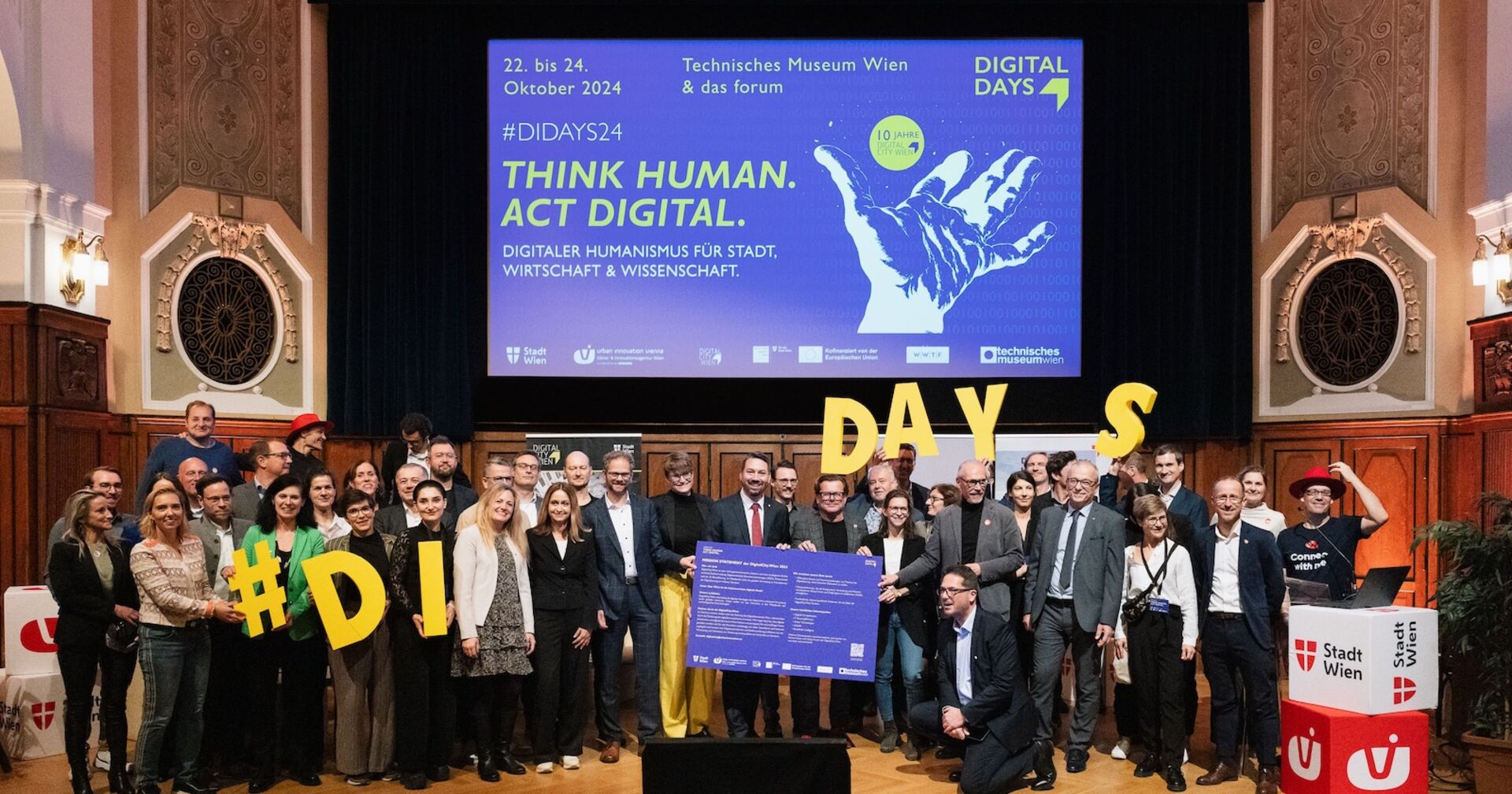 Blick in den Veranstaltungssaal und Bühne mit Publikum