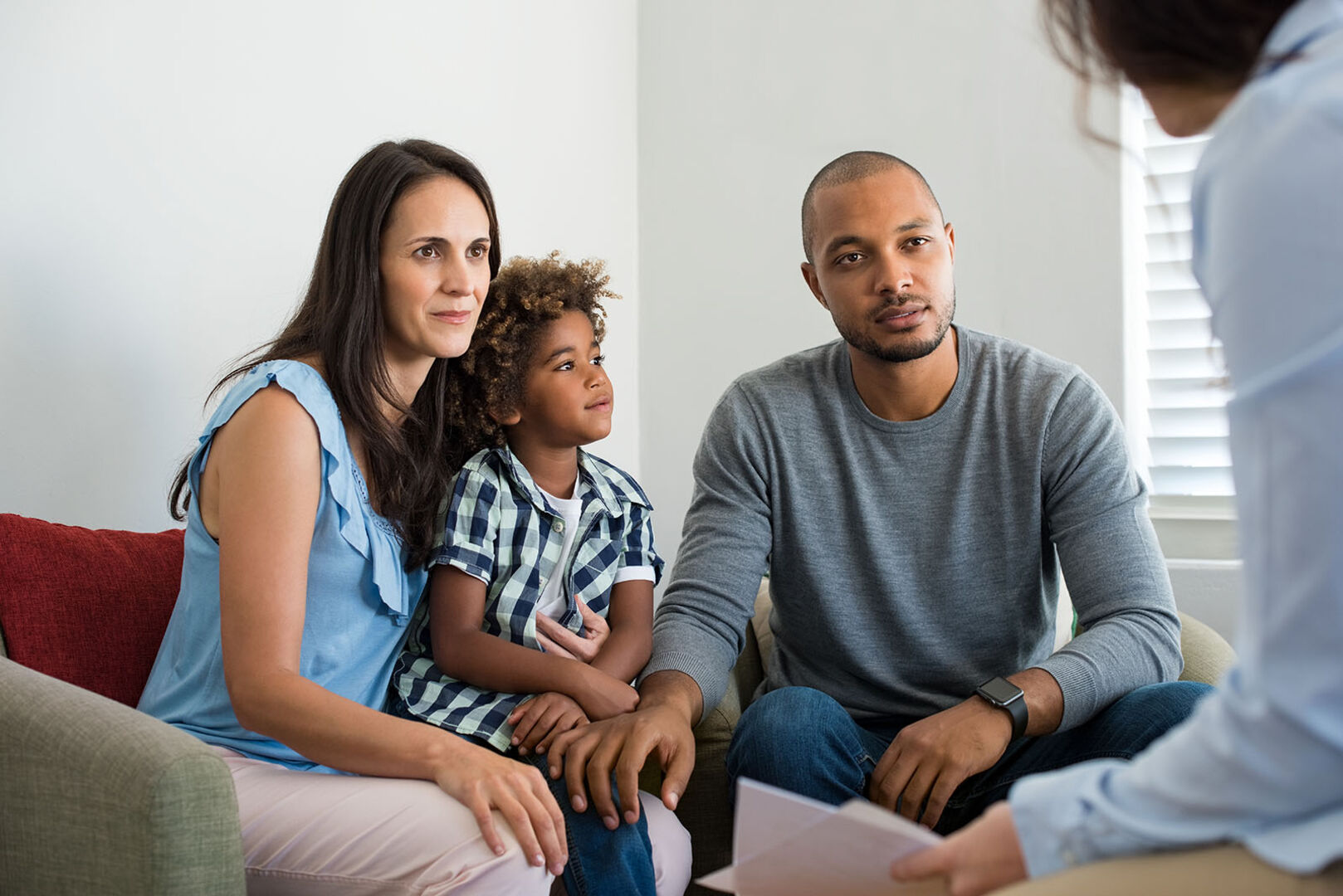 Familie sitzt auf einem Sofa | Credit: stock.adobe.com/Rido