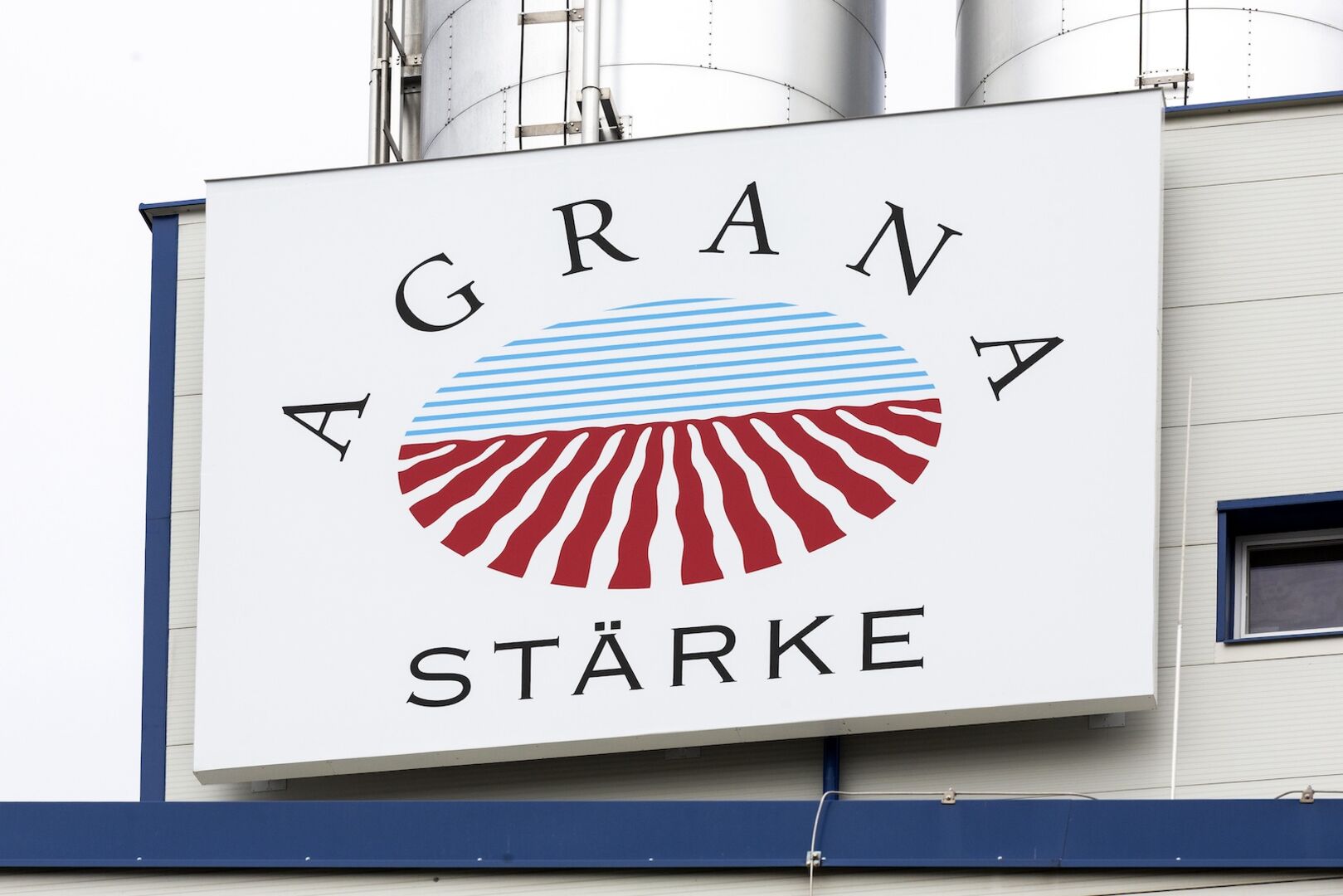 Großes Fabriksschild mit den Worten Agrana Stärke