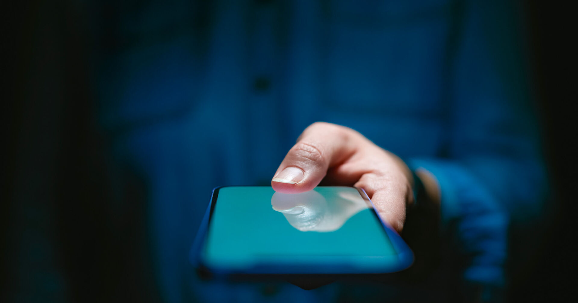 Symbolbild Smartphone in der Hand einer nicht erkennbaren Person