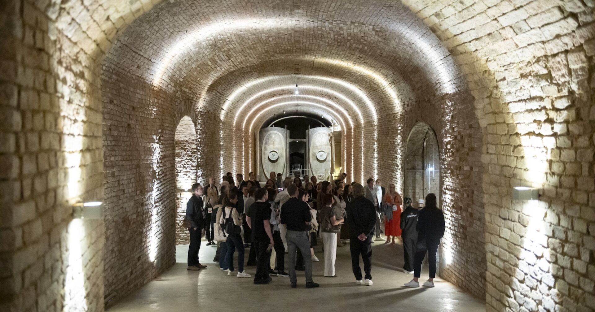 Blick in den Keller mit Gästen