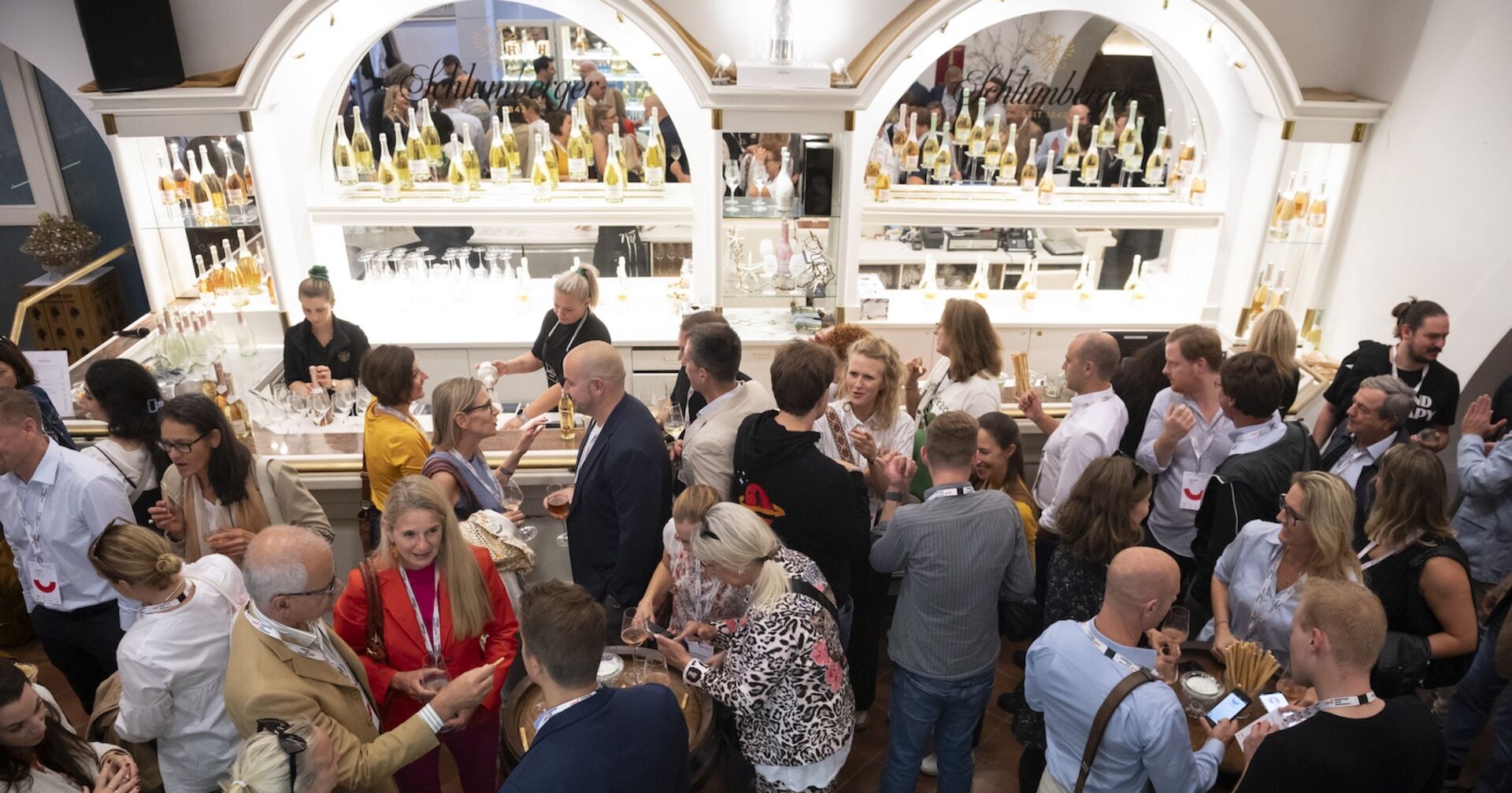 Blick von oben auf Bar und Menschen