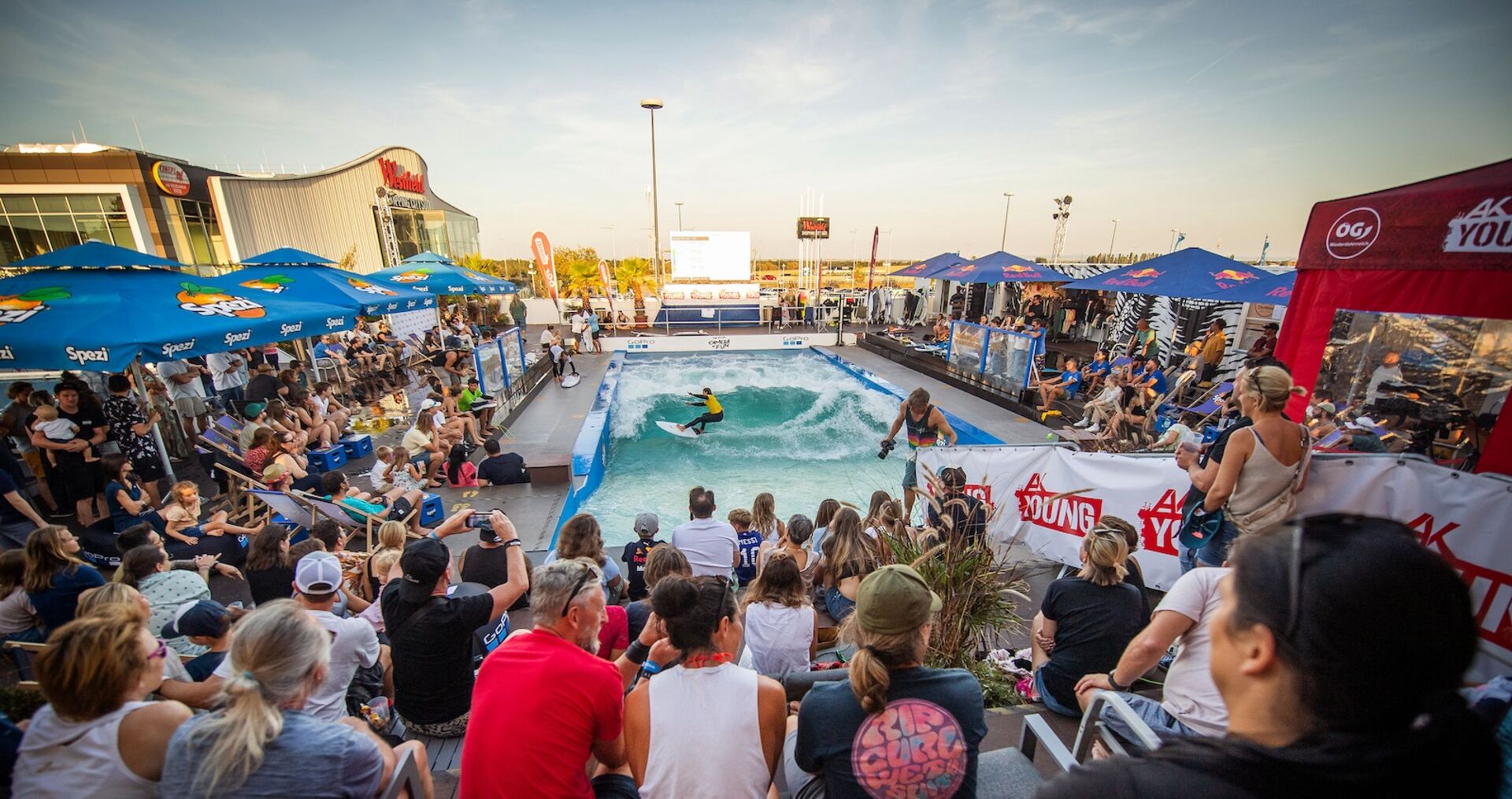 Ansicht des Wasserbeckens mit Publikum auf den Rängen