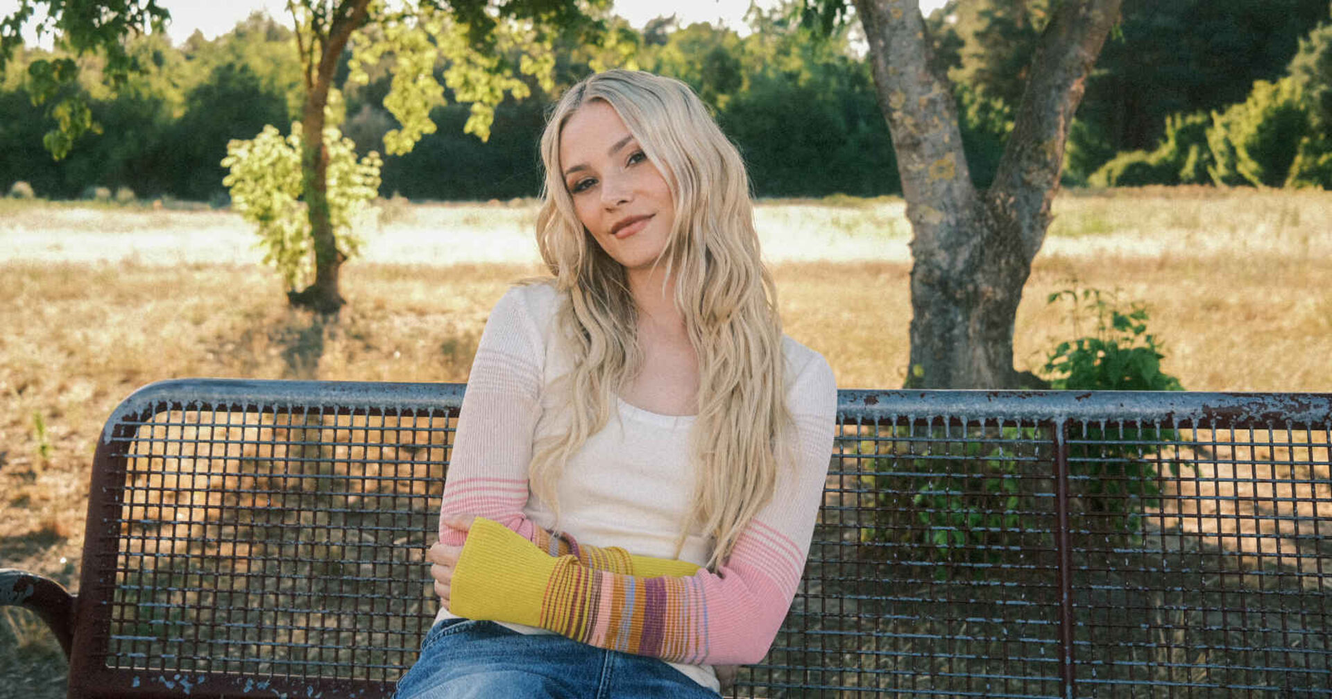 Eine Frau sitzt auf einer Bank