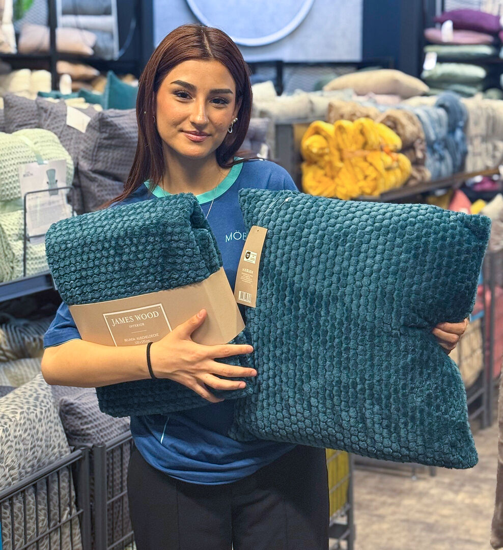 Lehrling im Möbelgeschäft | Credit: NETZWERK