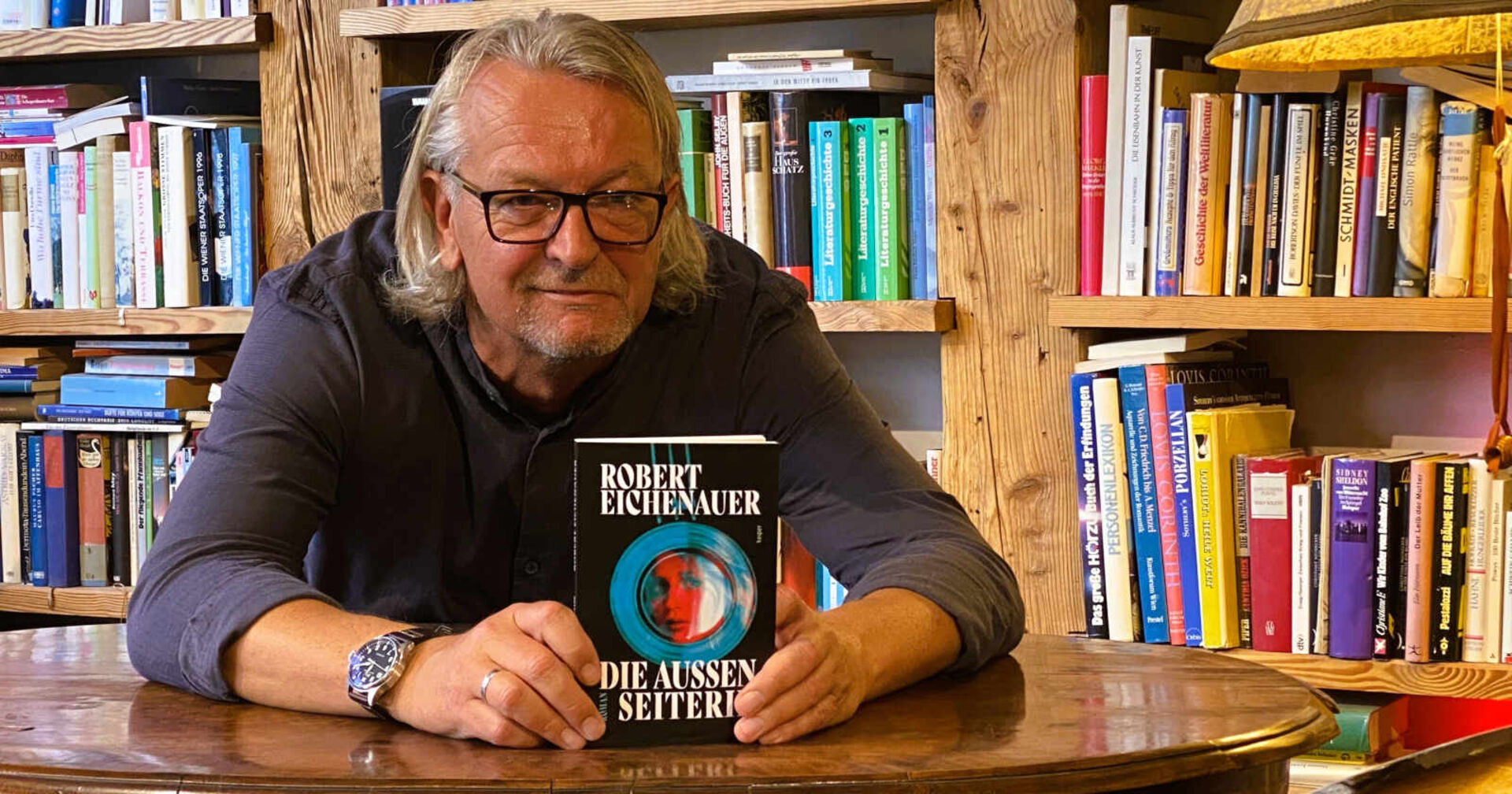 Ein Mann mit einem Buch in der Hand