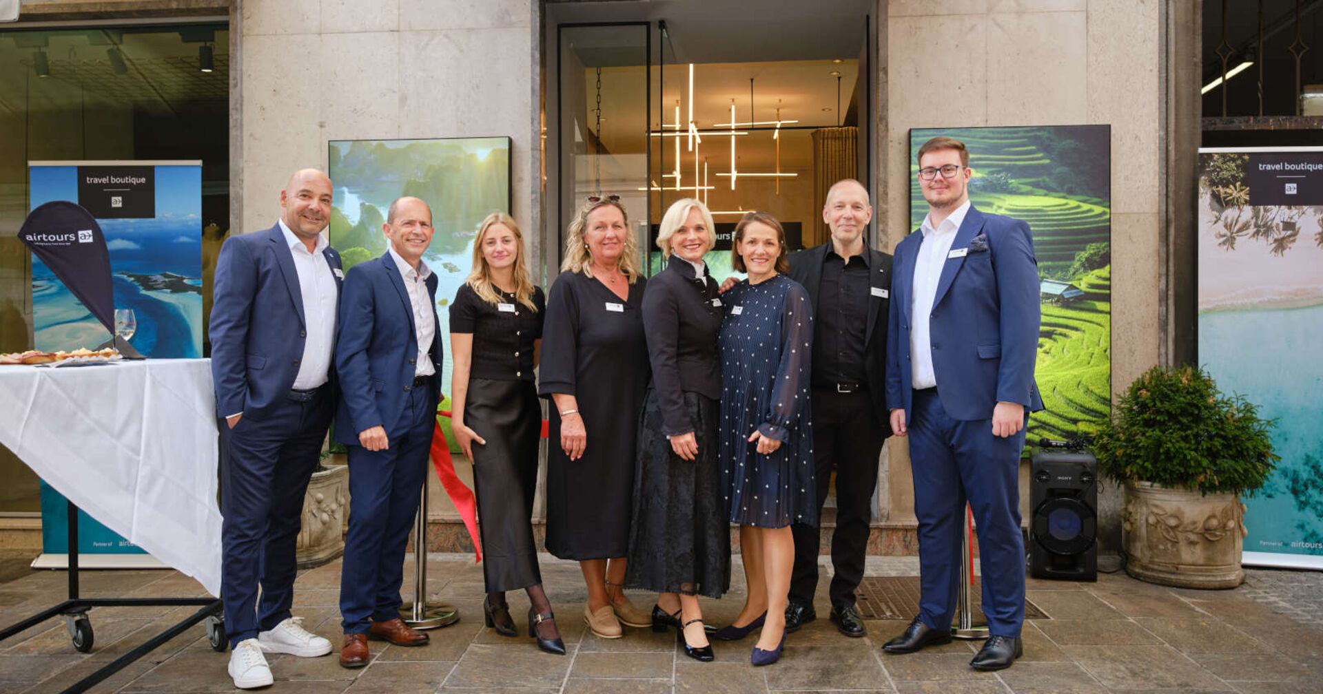 Eine Gruppe von Menschen vor einem Eingang