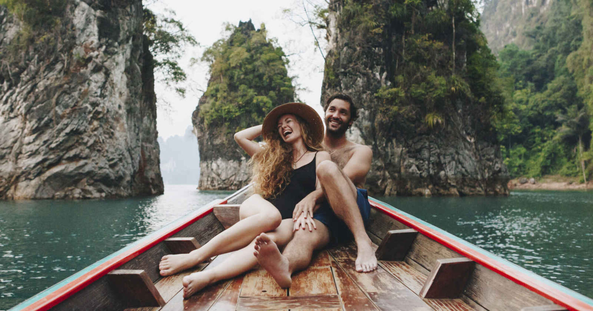 Ein Pärchen auf einem Boot am Meer
