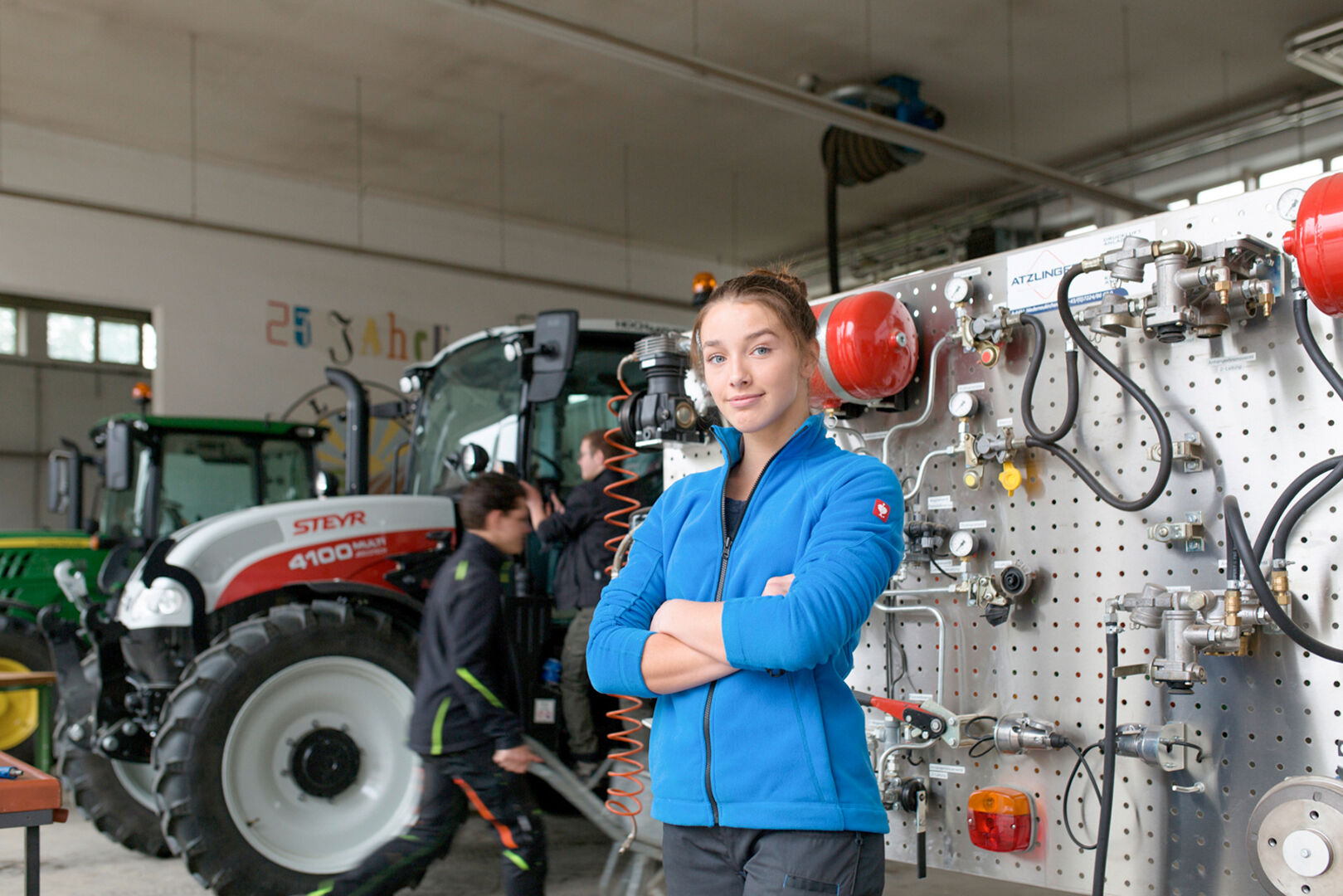 Schülerin steht bei Traktor | Credit: Daniela Köppl