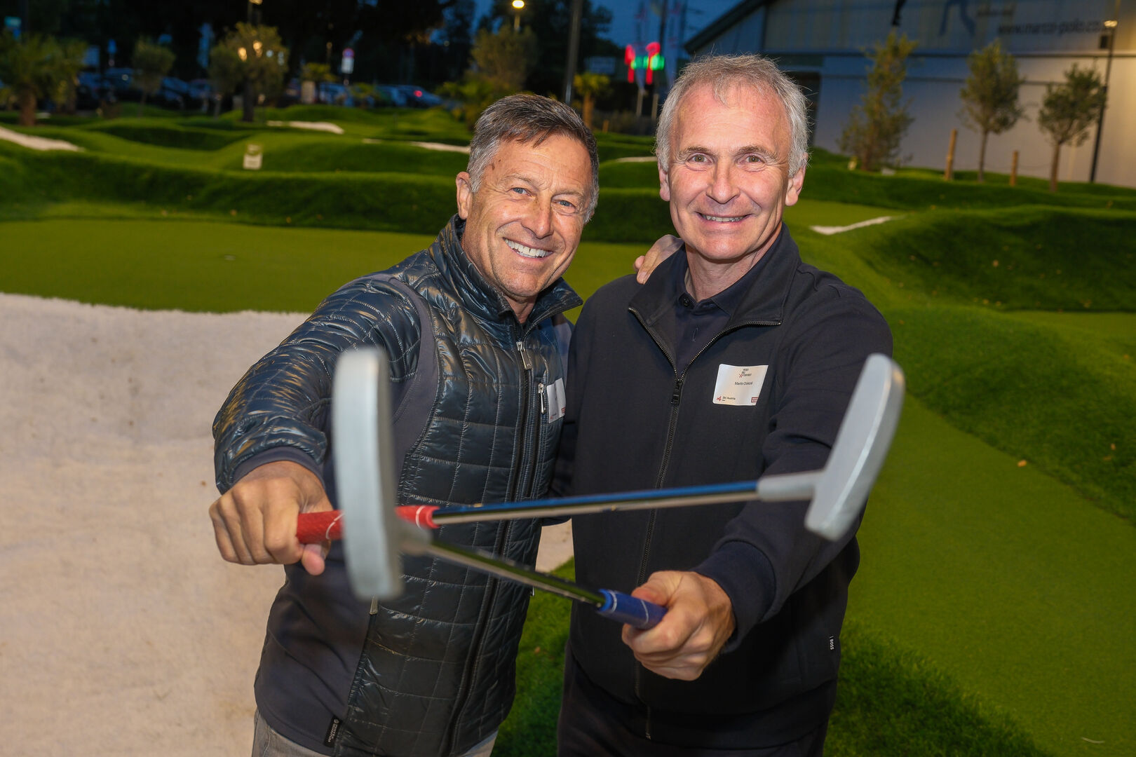 Porträt mit überkreuzten Minigolf-Schlägern