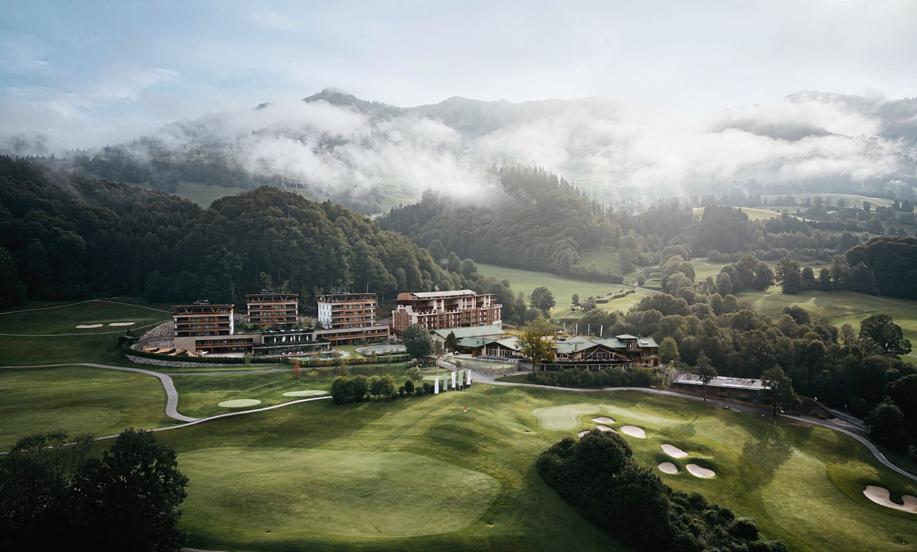 Landschaftsaufnahme mit Hotel