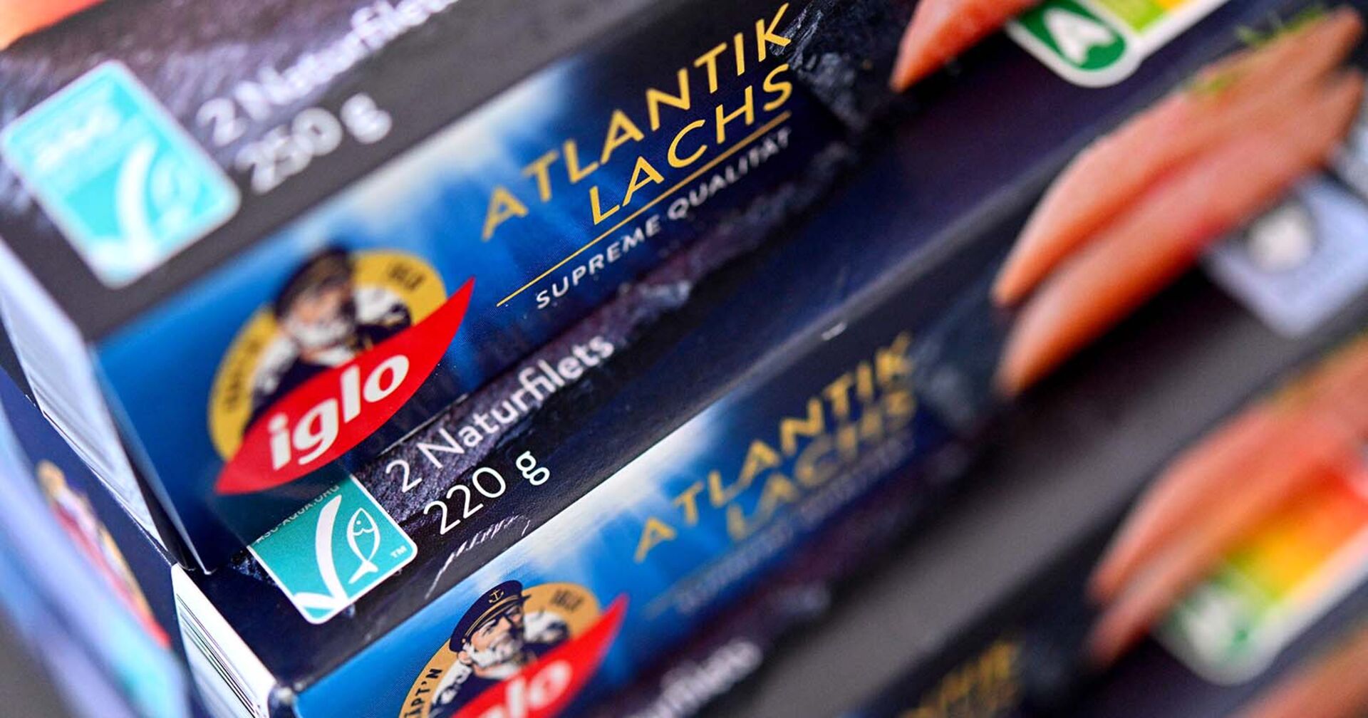Packungen des Produkts &quot;Atlantik Lachs&quot; von Tiefkühlkosthersteller Iglo