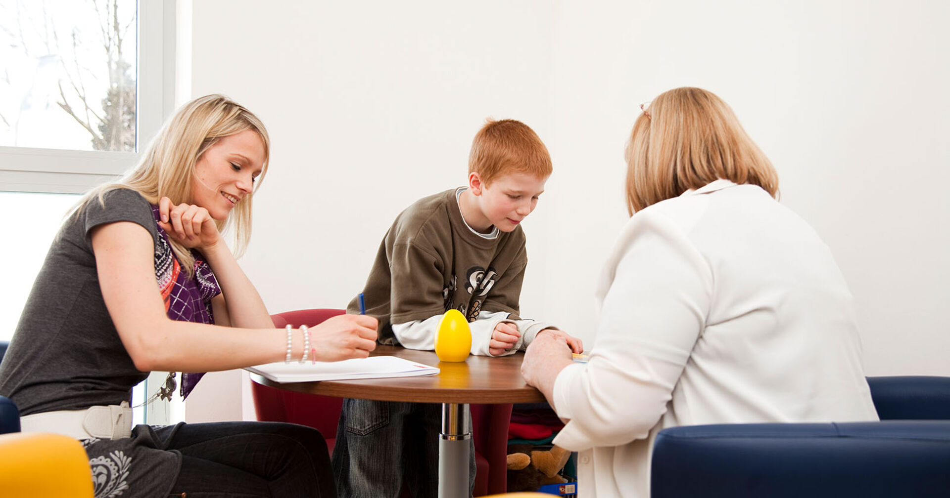 Zwei Frauen spielen mit einem Kind | Credit: Jugend am Werk Steiermark