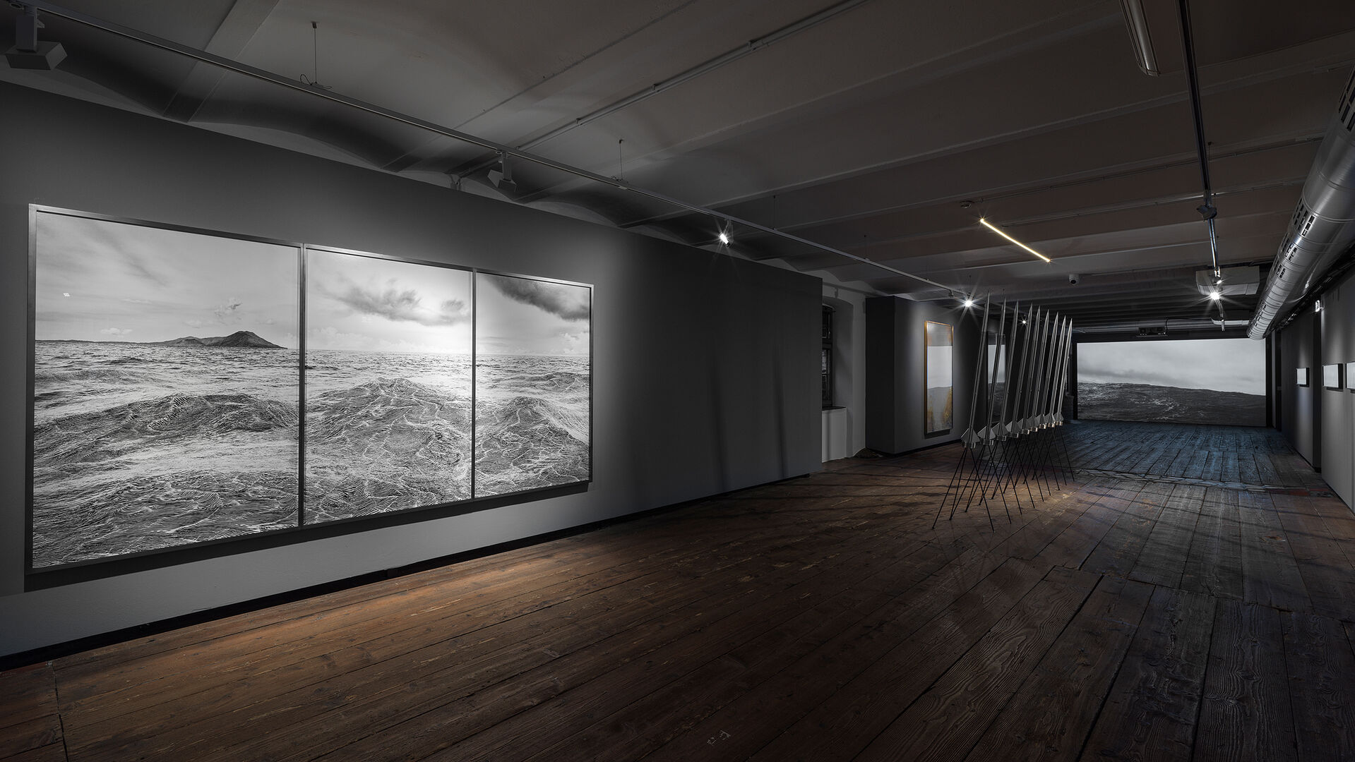 Blick auf ein großformatiges Foto im Ausstellungsraum