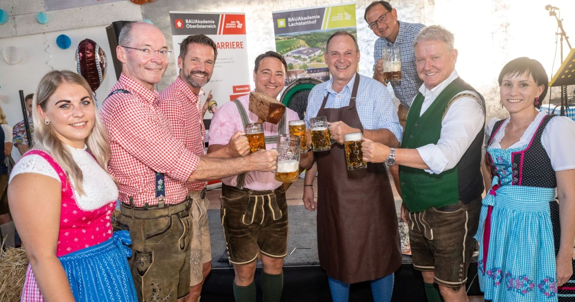 Feiern in Tracht und Bier: Sabrina Schinagl (Mitarbeiterin der BAUAkademie und Organisatorin des Oktoberfestes), Fachgruppen-Geschäftsführer Markus Hofer, Harald Kopececk, Geschäftsführer der BAUAkademie, LH-Stv. Manfred Haimbuchner, Landtagsabgeordneter Josef Rathgeb, Landesinnungsmeister Wolfgang Holzhaider, Norbert Hartl, Präsident der BAUAkademie, Andrea Heigl (Mitarbeiterin der BAUAkademie und Organisatorin des Oktoberfestes)