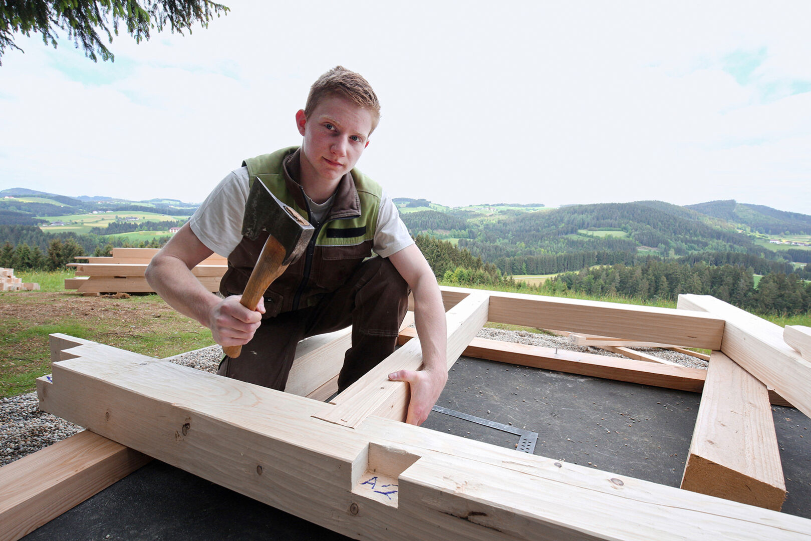 Bau-Arbeiter arbeitet mit Holz | Credit: WKO