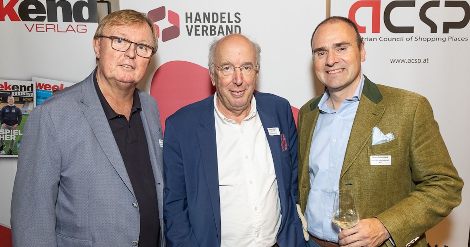 Gruppenbild vor Roll-Ups