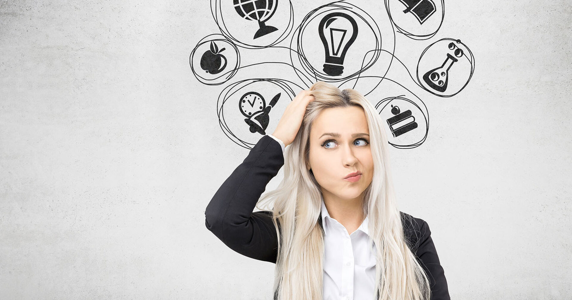 Frau denkt nach, über ihrem Kopf Symbole zu Bildung, Wissen und Kreativität wie Glühbirne, Buch und Globus.