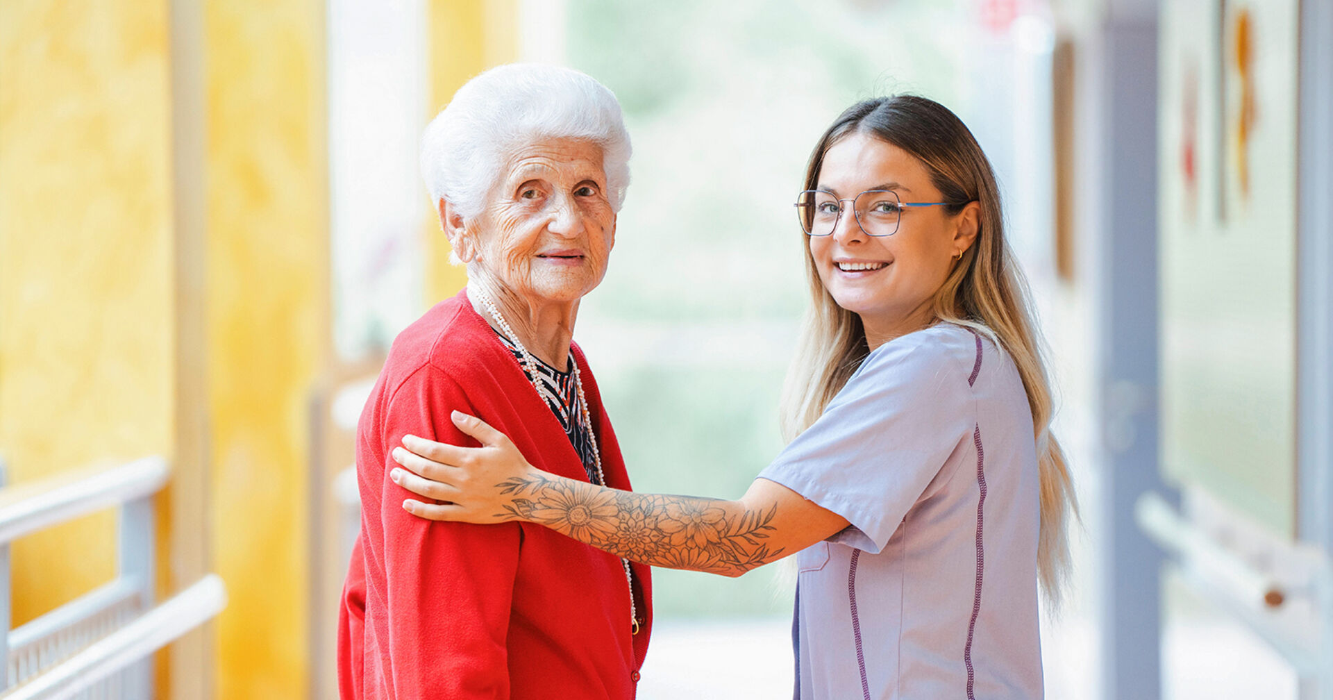Ältere Dame mit Pflegerin | Credit: SHV Vöcklabruck