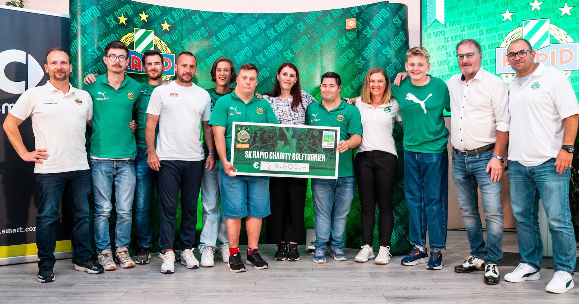 Spendencheck-Übergabe an Vertreter des SK Rapid Special Needs Teams