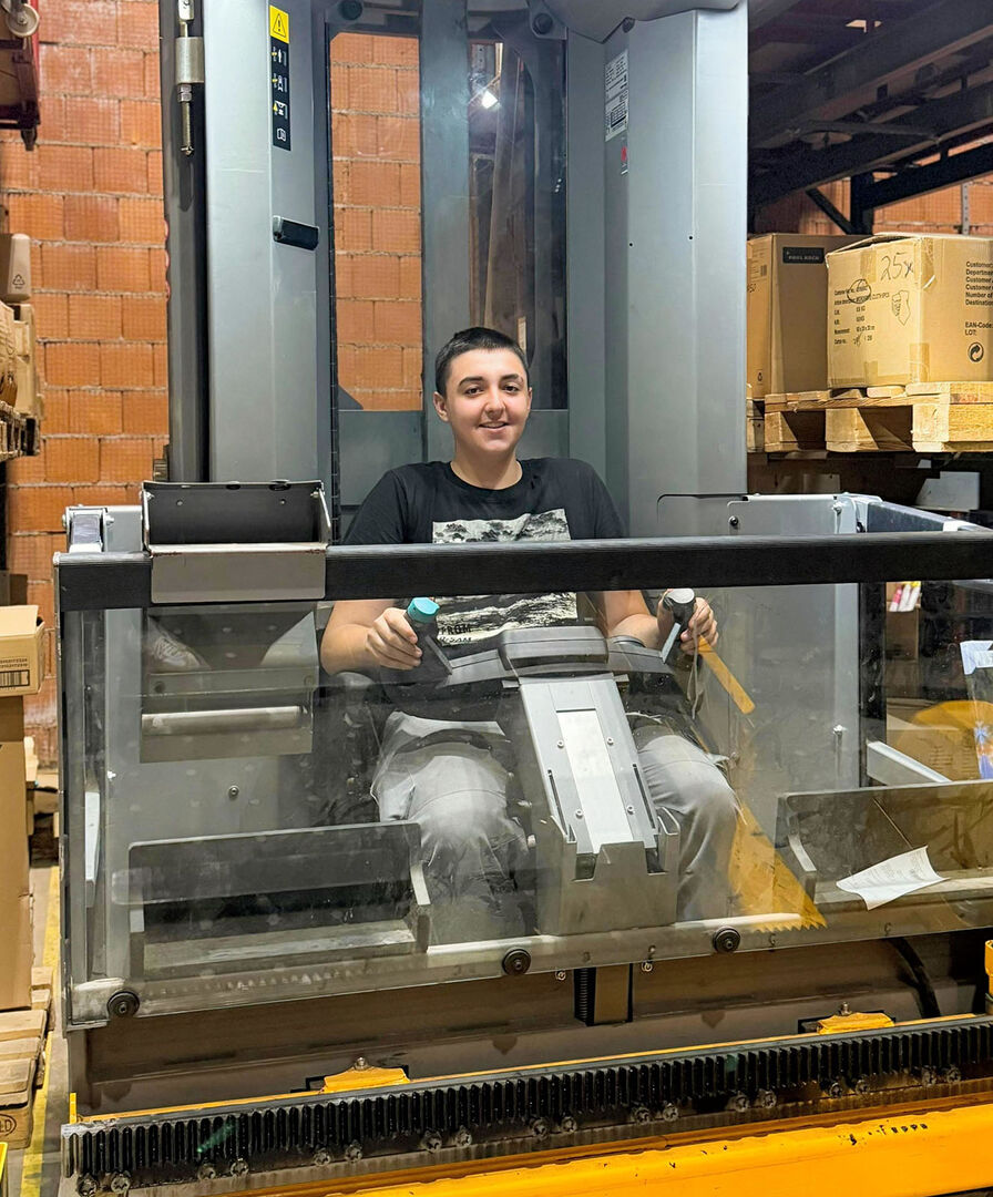 Lehrling bei Möbelix | Credit: NETZWERK