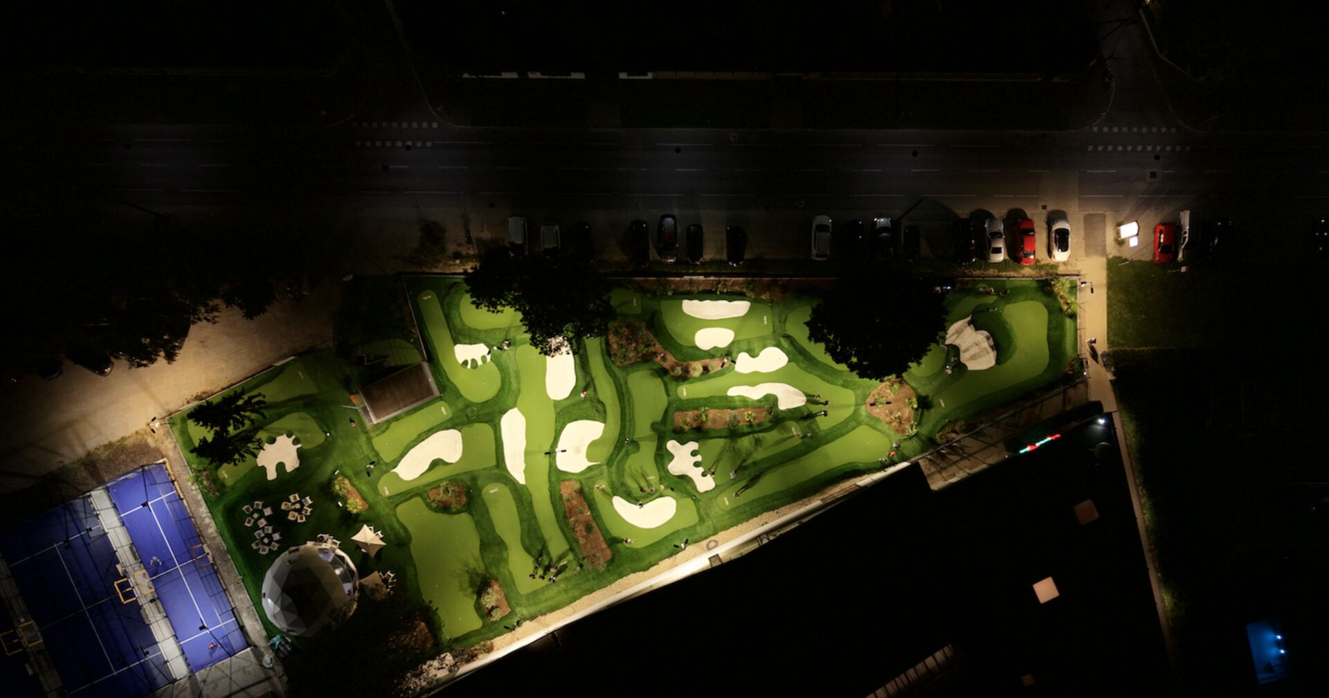 Luftaufnahme des beleuchteten Platzes bei Nacht
