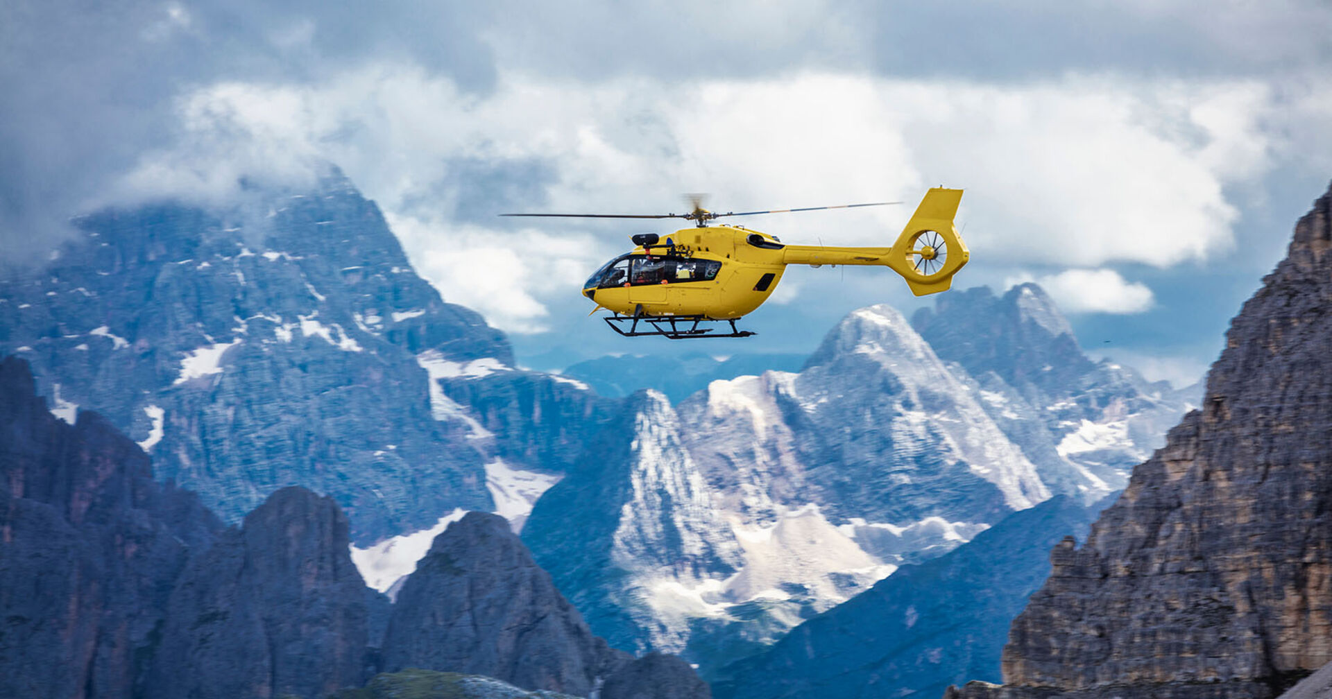Rettungshubschrauber im alpinen Gelände