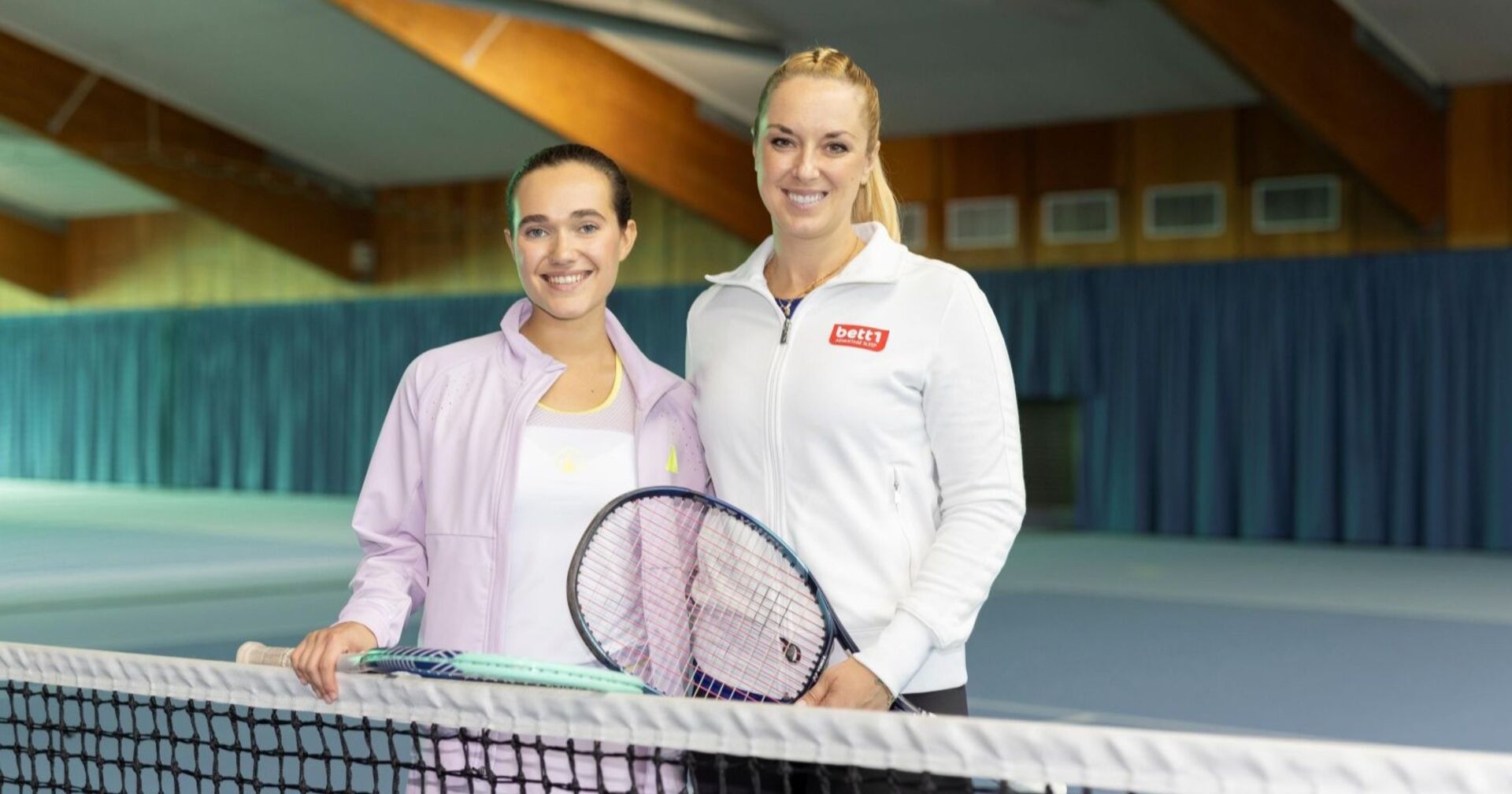Josephine Martz (l.) und Sabine Lisicki auf einem Tennisplatz für einen Dreh der Serie &quot;Alles was zählt&quot;