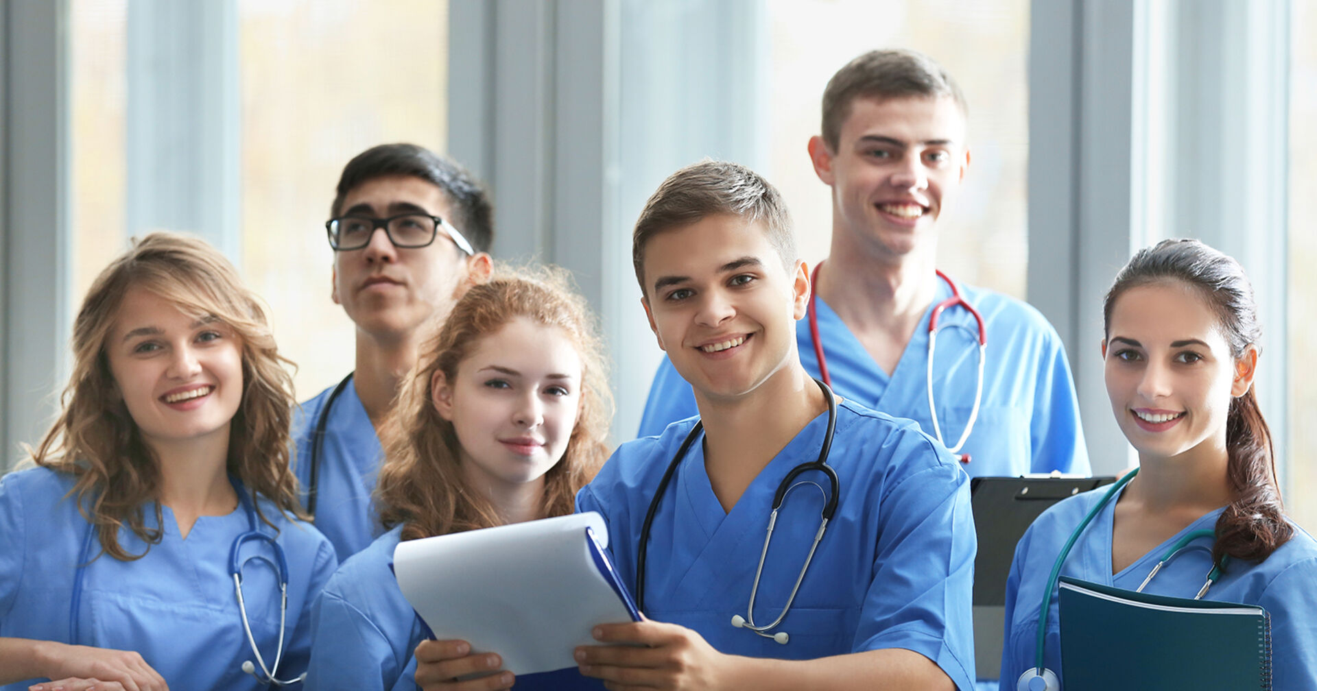 Pflegekräfte in der Ausbildung | Credit: stock.adobe.com/Africa Studio