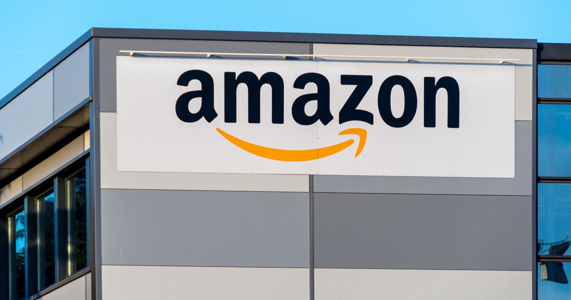 Amazon-Gebäude von außen mit großem Firmen-Schriftzug.
