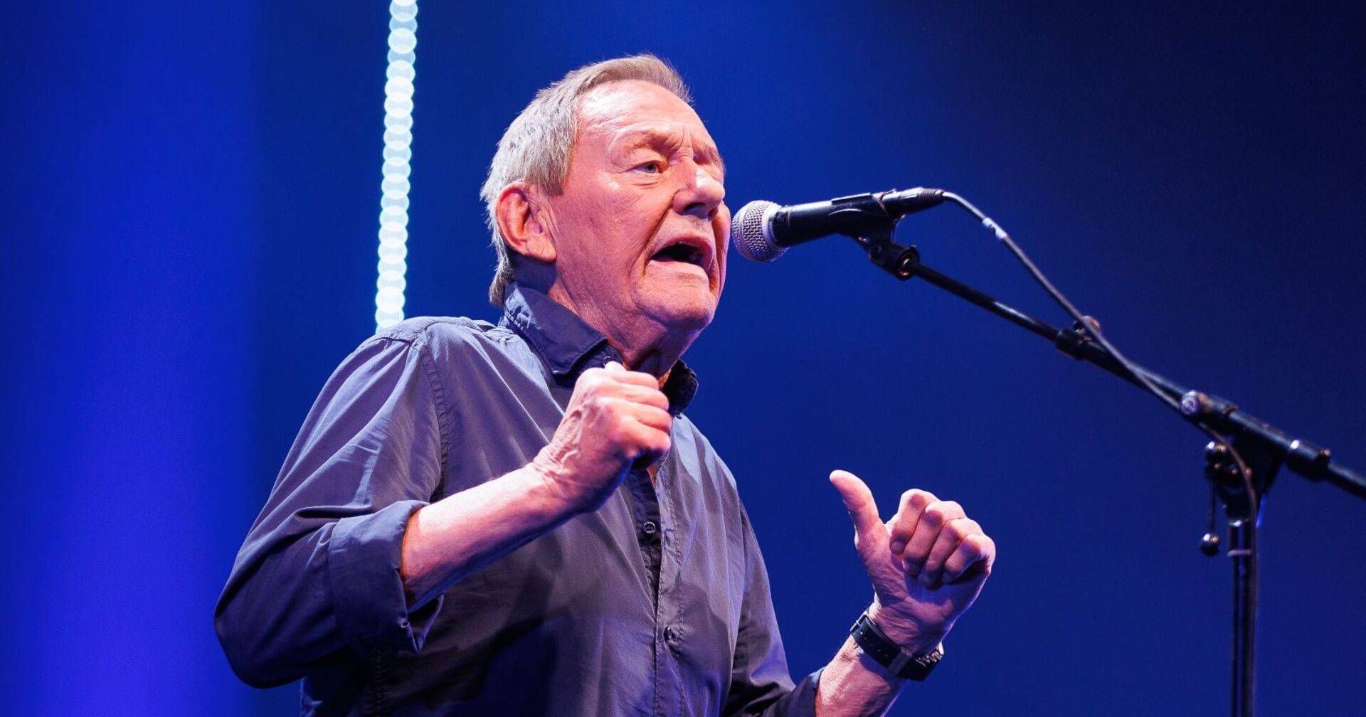 Wolfgang Ambros singt ins Mikrophon