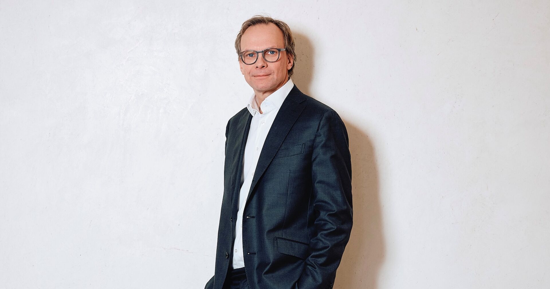 Andreas Bierwirth in weißem Hemd und grauen Anzug