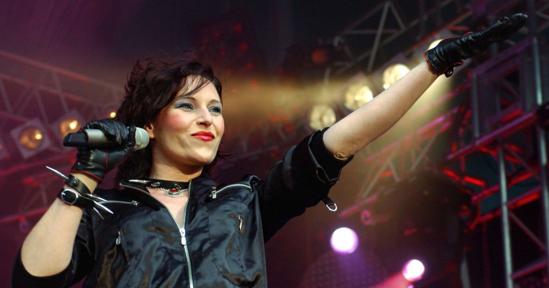 AnNa R. lächelt auf der Bühne