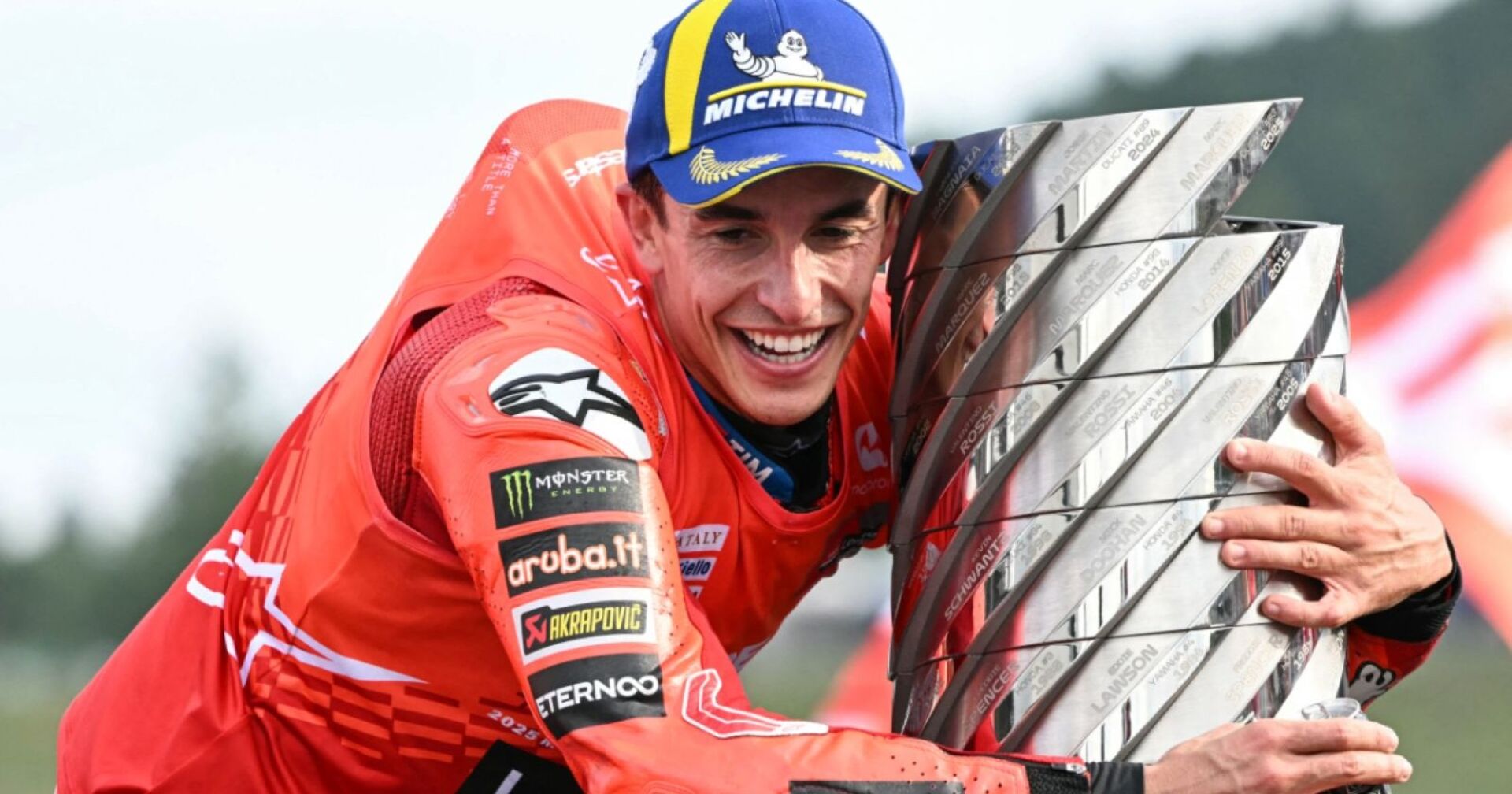 Marc Marquez umarmt seine Trophäe.