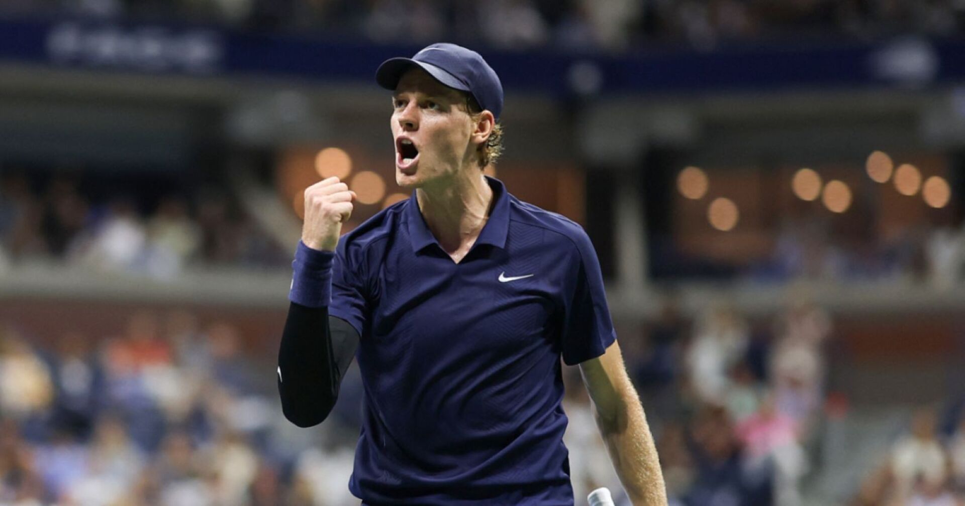 Jannik Sinner in dunkelblauer Tenniskleidung jubelt mit geballter Faust nach einem Punktgewinn bei den US Open 2025.