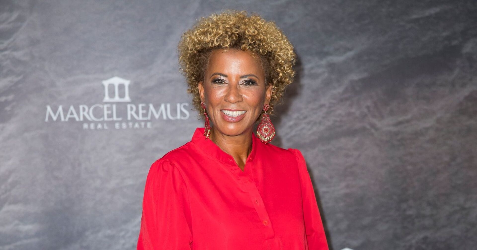 Arabella Kiesbauer in rotem Kleid