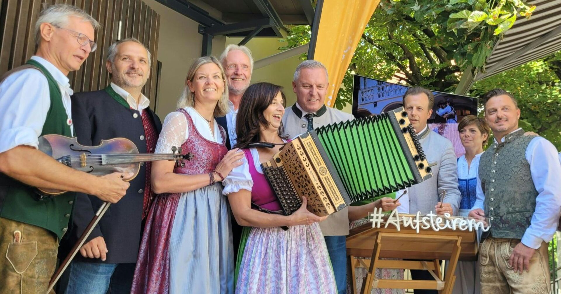 Musiker der &quot;Knöpferlstreich&quot; mit Giuseppe Perna, Astrid Perna- Benzinger, Stadtrat Wolfgang Riedler, LH Mario Kunasek (FPÖ) und LT Karlheinz Kornhäusl am Montag, 18. August 2025, anlässlich einer Pressekonferenz zum Event &quot;Aufsteirern&quot; in Graz.