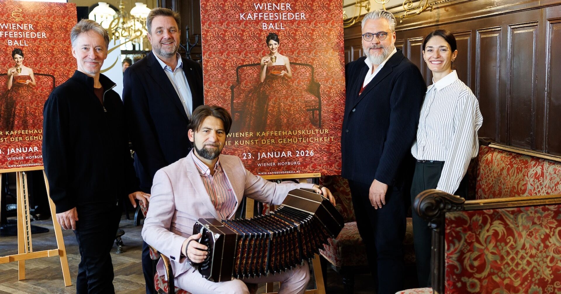 Organisatoren und Künstler des Kaffeesiederballs 2026 im Café Sperl