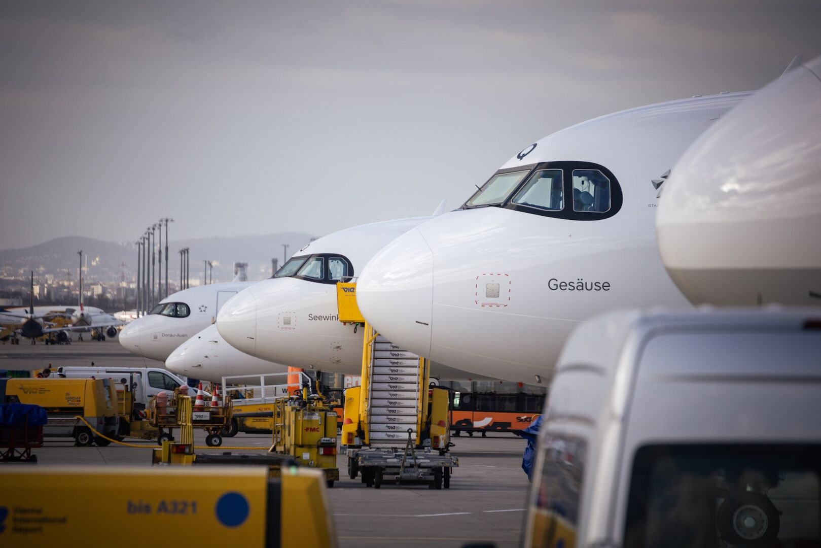 Flugzeuge an einem Flughafen.