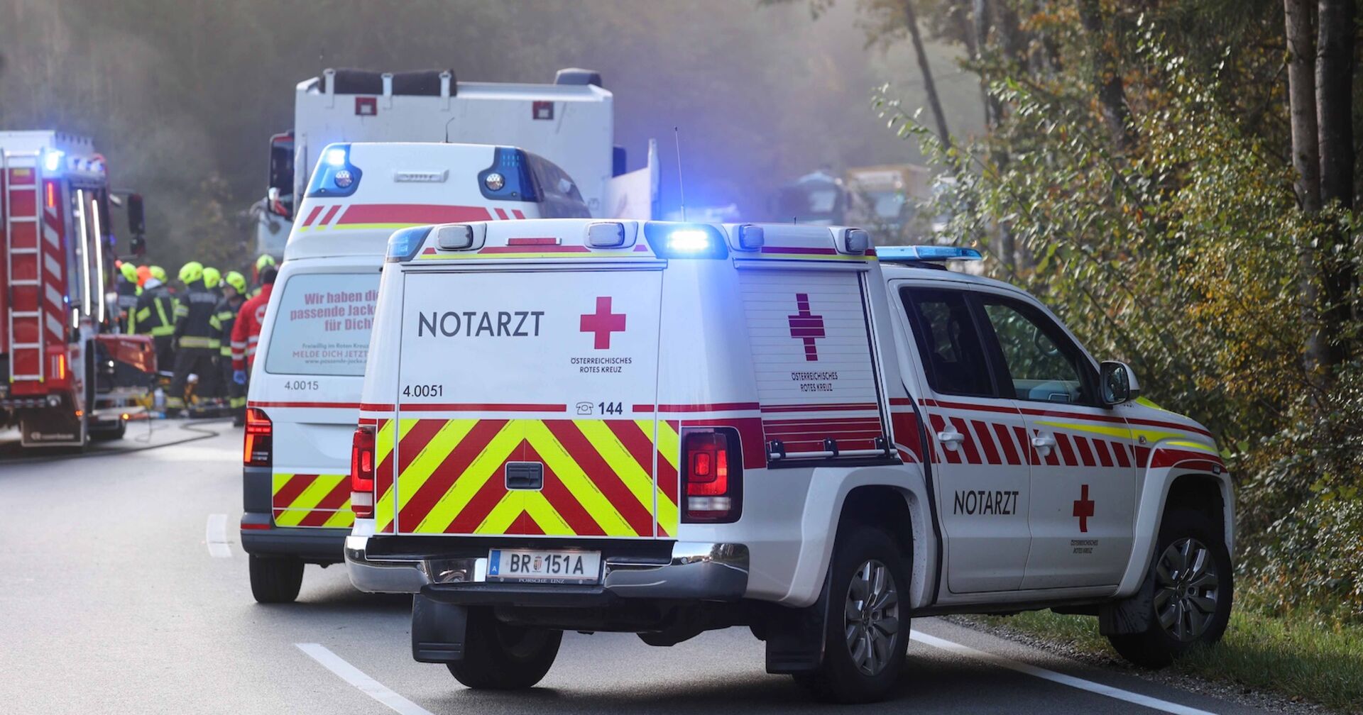 Feuerwehr und Rettungsauto an einer Unfallstelle.