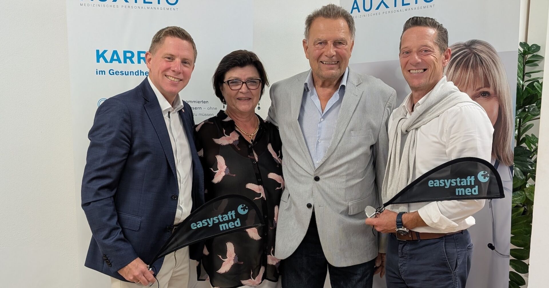 das neue vierköpfige Führungsteam vor einer weißen Wand