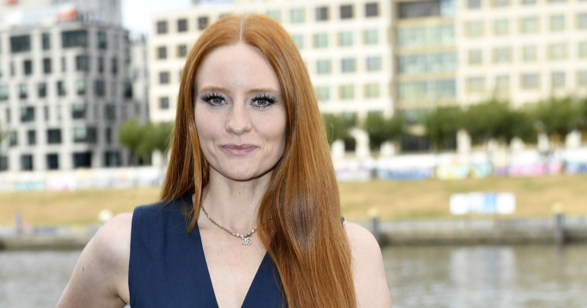 Barbara Meier mit ernstem Gesichtsausdruck