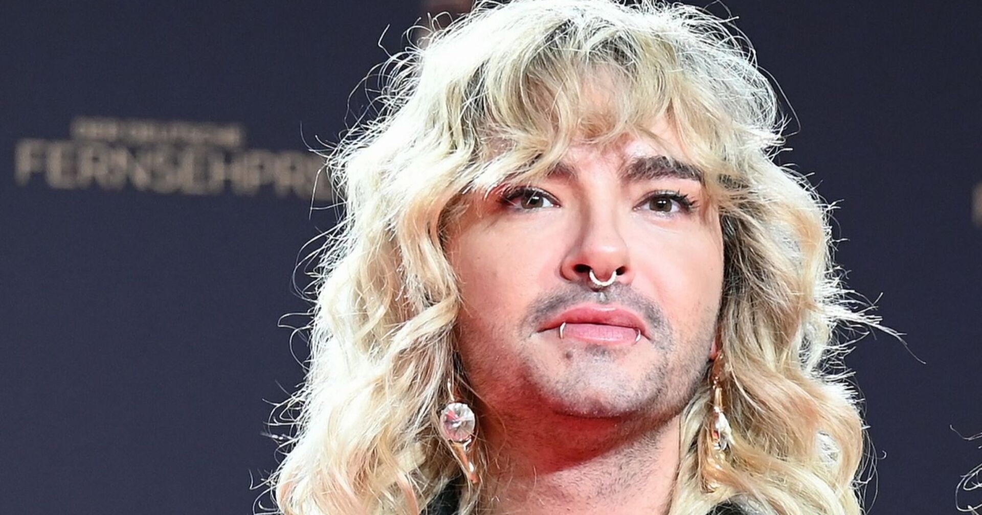 Bill Kaulitz mit ernstem Gesichtsausdruck