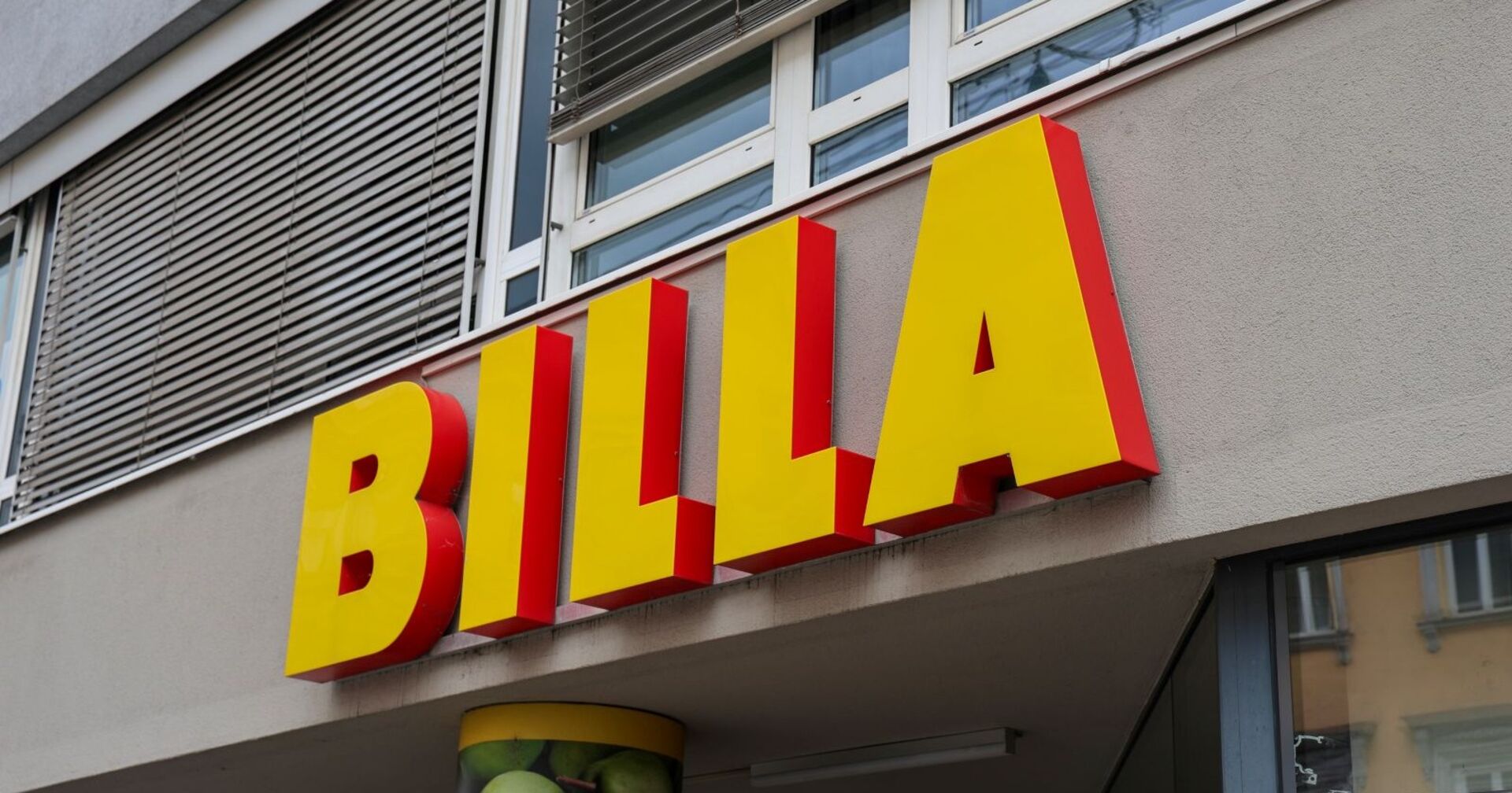 BILLA-Filiallogo an einer Fassade – Symbolbild zur Rückkehr der Rabattpickerl für alle Kund:innen.