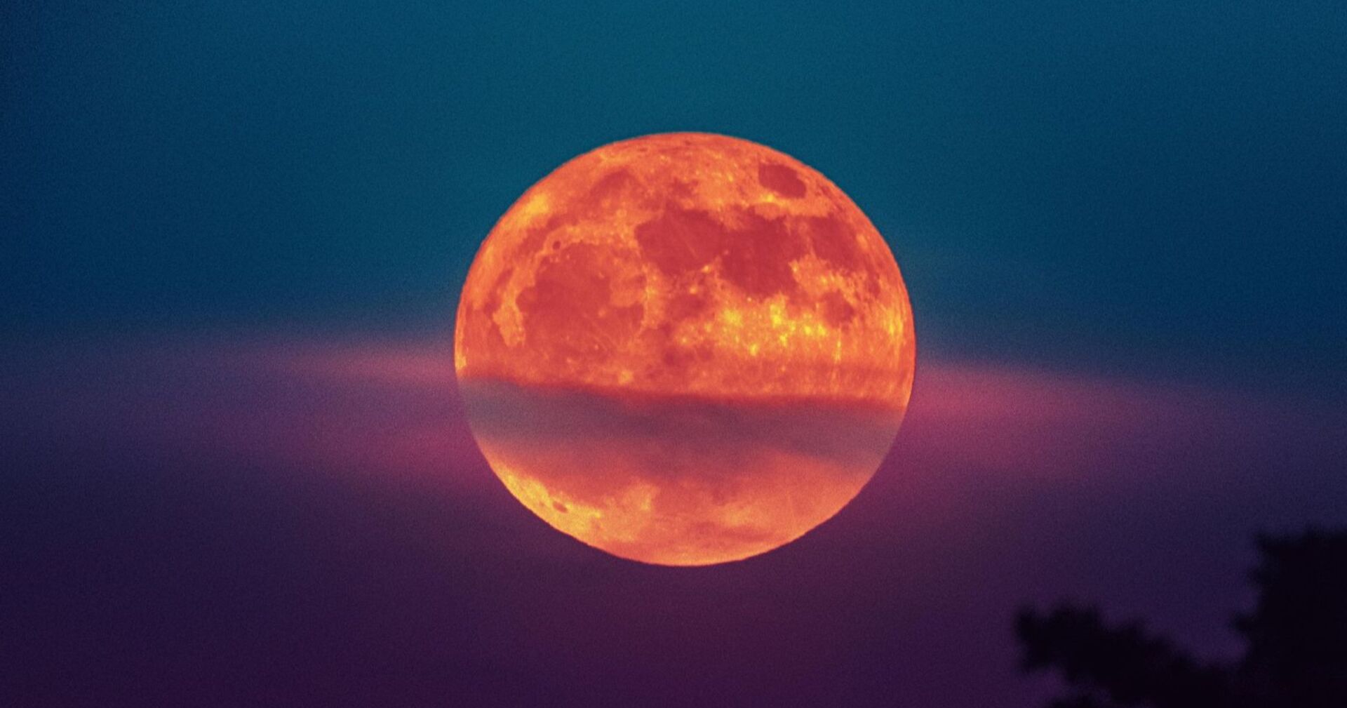 Blutmond 2025 während totaler Mondfinsternis, roter Vollmond über dem Horizont