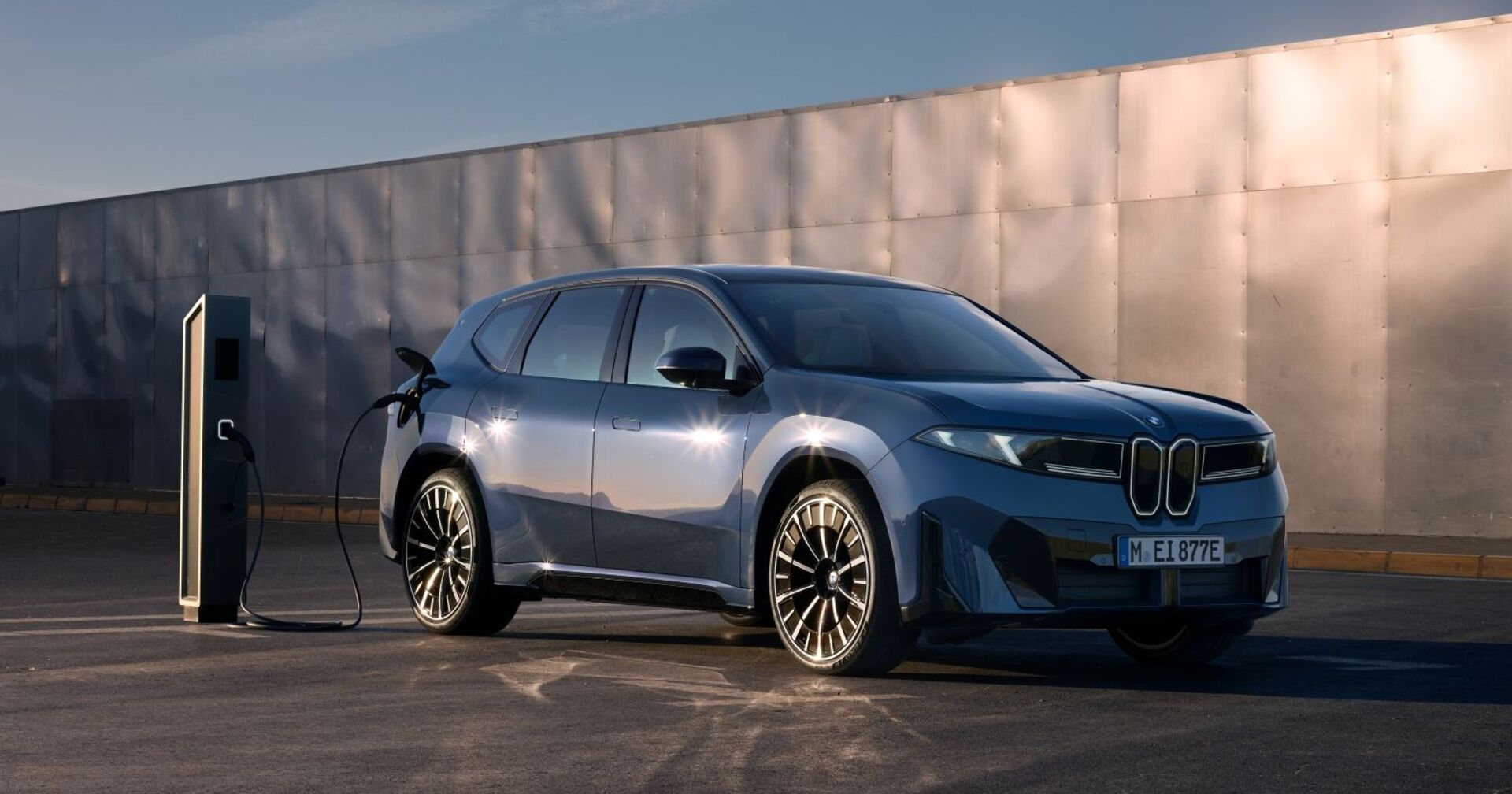 Produktfoto des neuen BMW-iX3 an einer Elektrozapfsäule