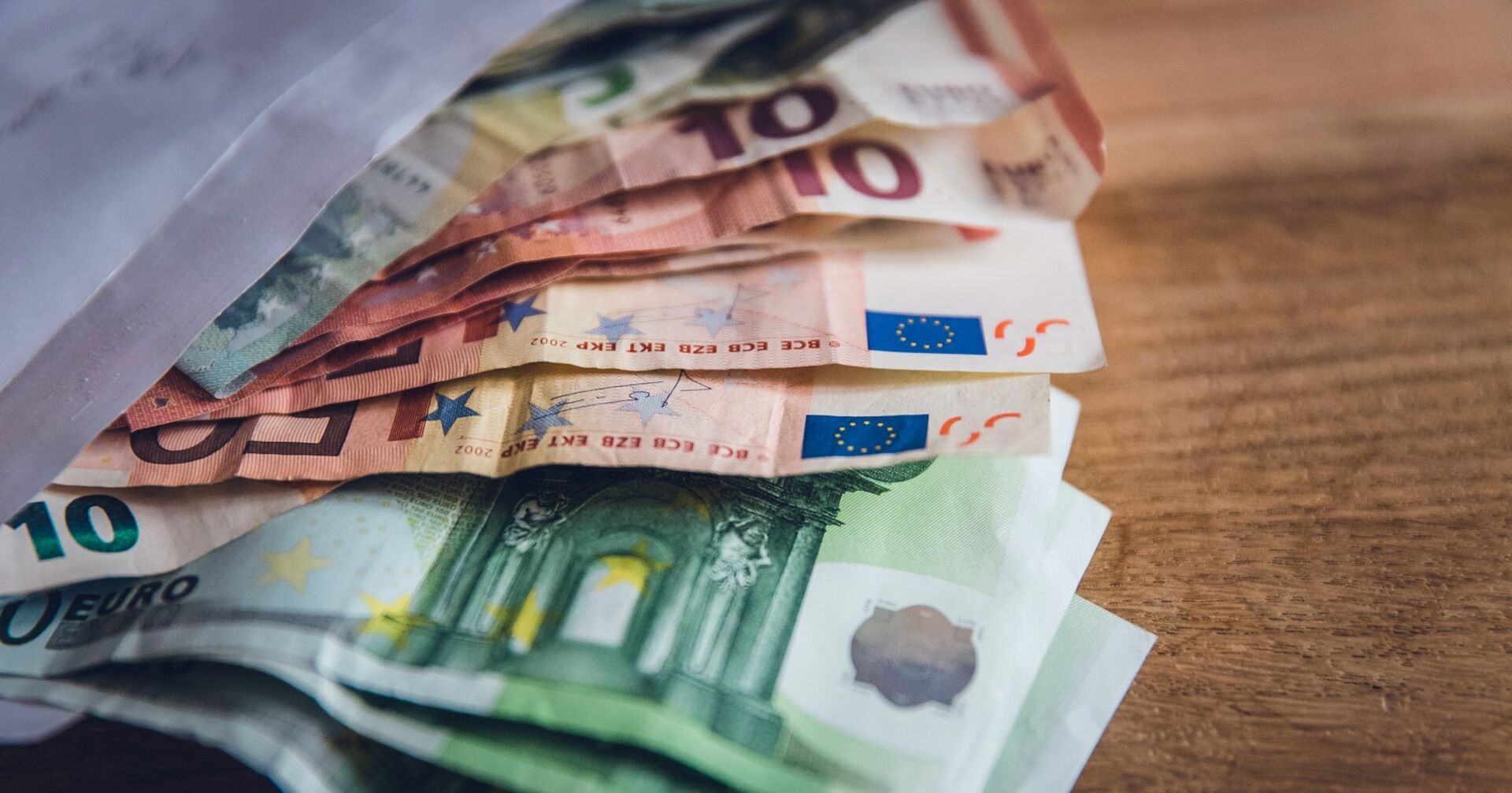 Der Fahrkostenbeitrag für Menschen mit Behinderung wird von 700 auf 355 Euro gekürzt.