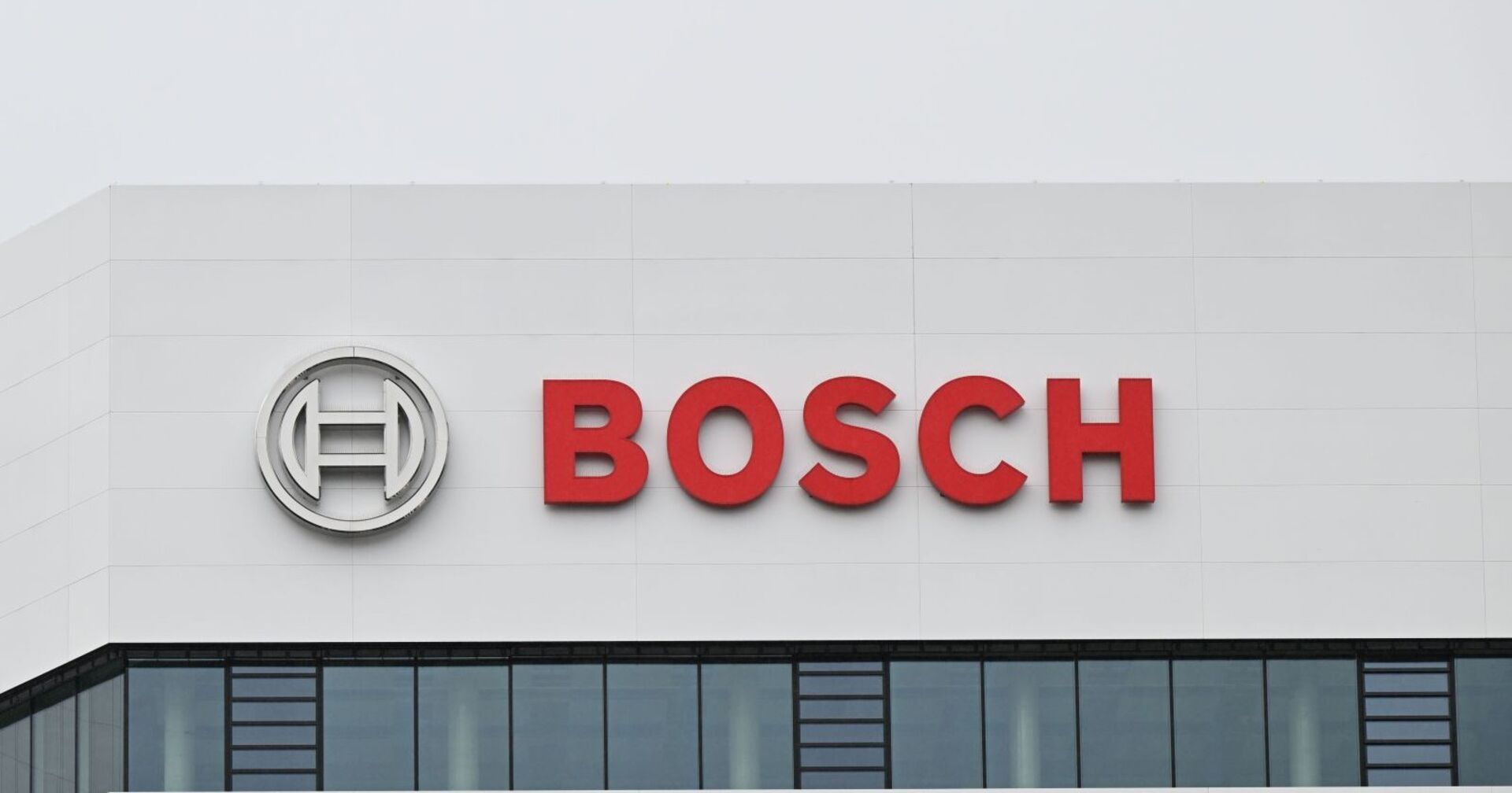 Bosch-Logo an der Fassade eines Firmengebäudes, Symbolbild zum angekündigten Stellenabbau des Autozulieferers.