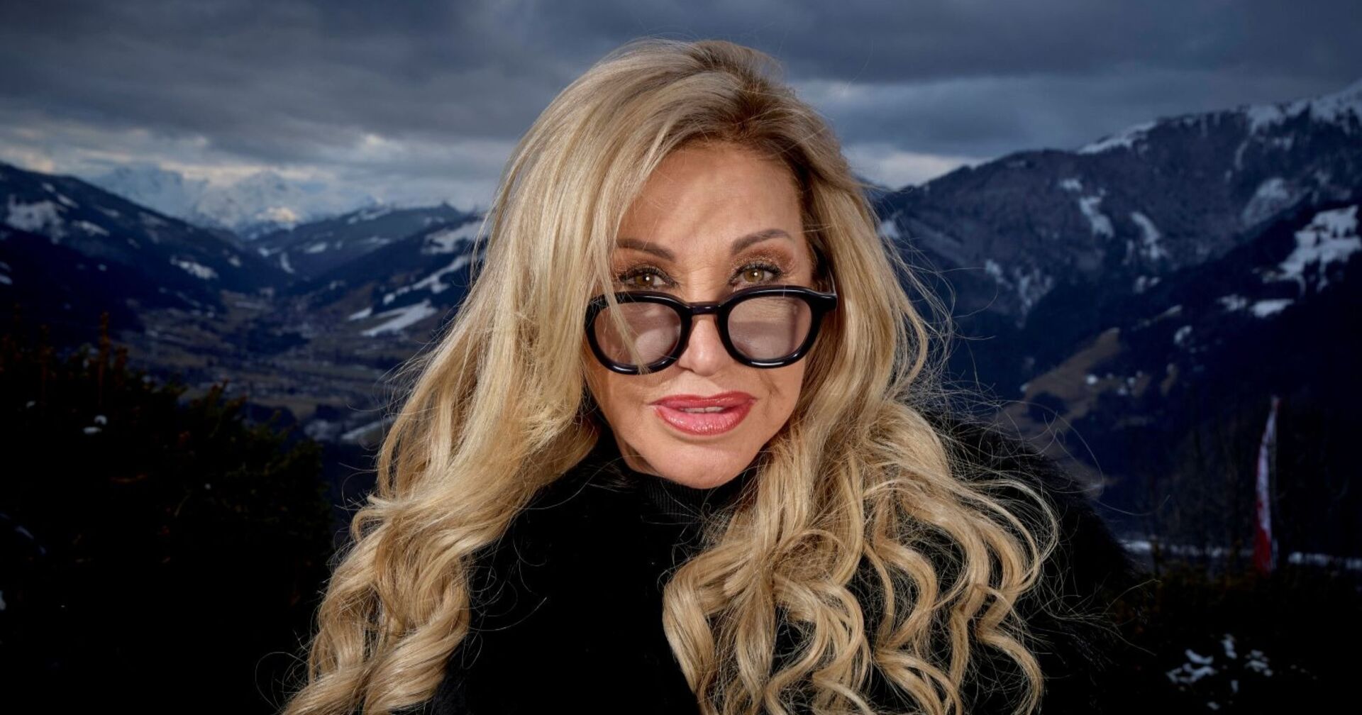 Carmen Geiss mt einer schwarzen Brille